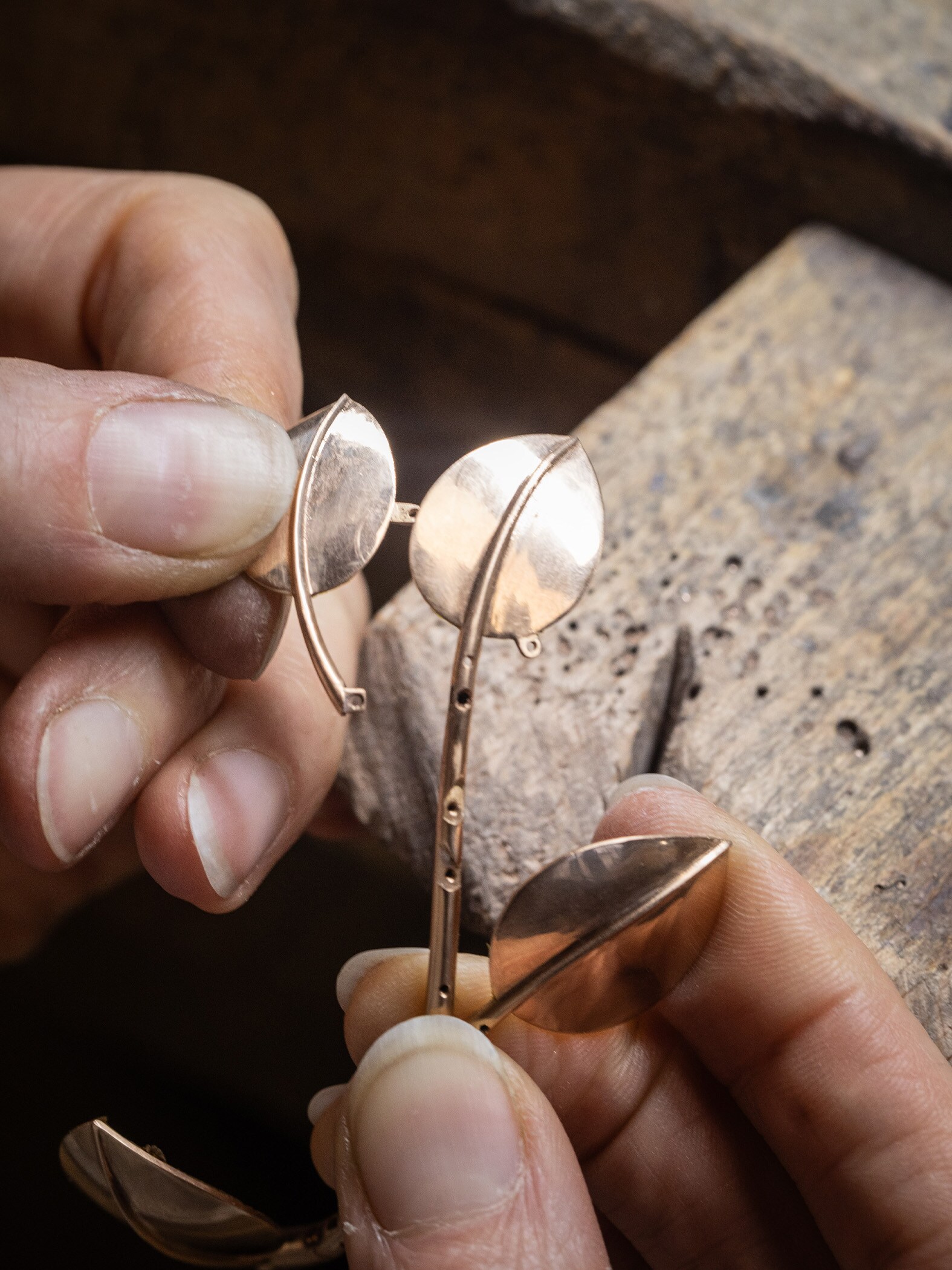 Brush polishing of the thulite bowl. Apparition des Baies automaton, Extraordinary Objects collection, Van Cleef & Arpels.