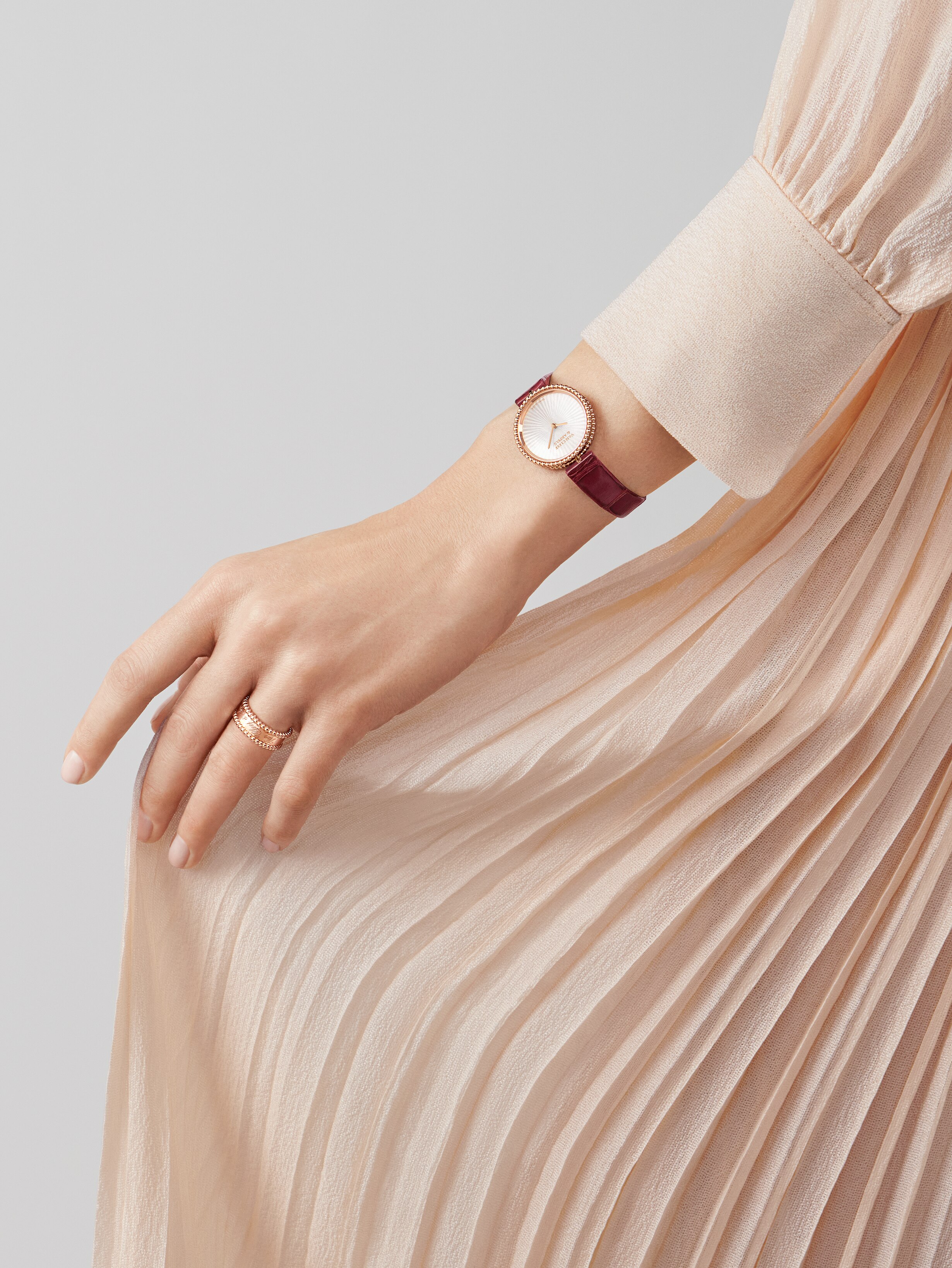 Perlée腕表，30毫米, 18K玫瑰金, 珍珠母贝:  1 宝石, Worn Alternative, Watch_梵克雅宝_Van Cleef & Arpels