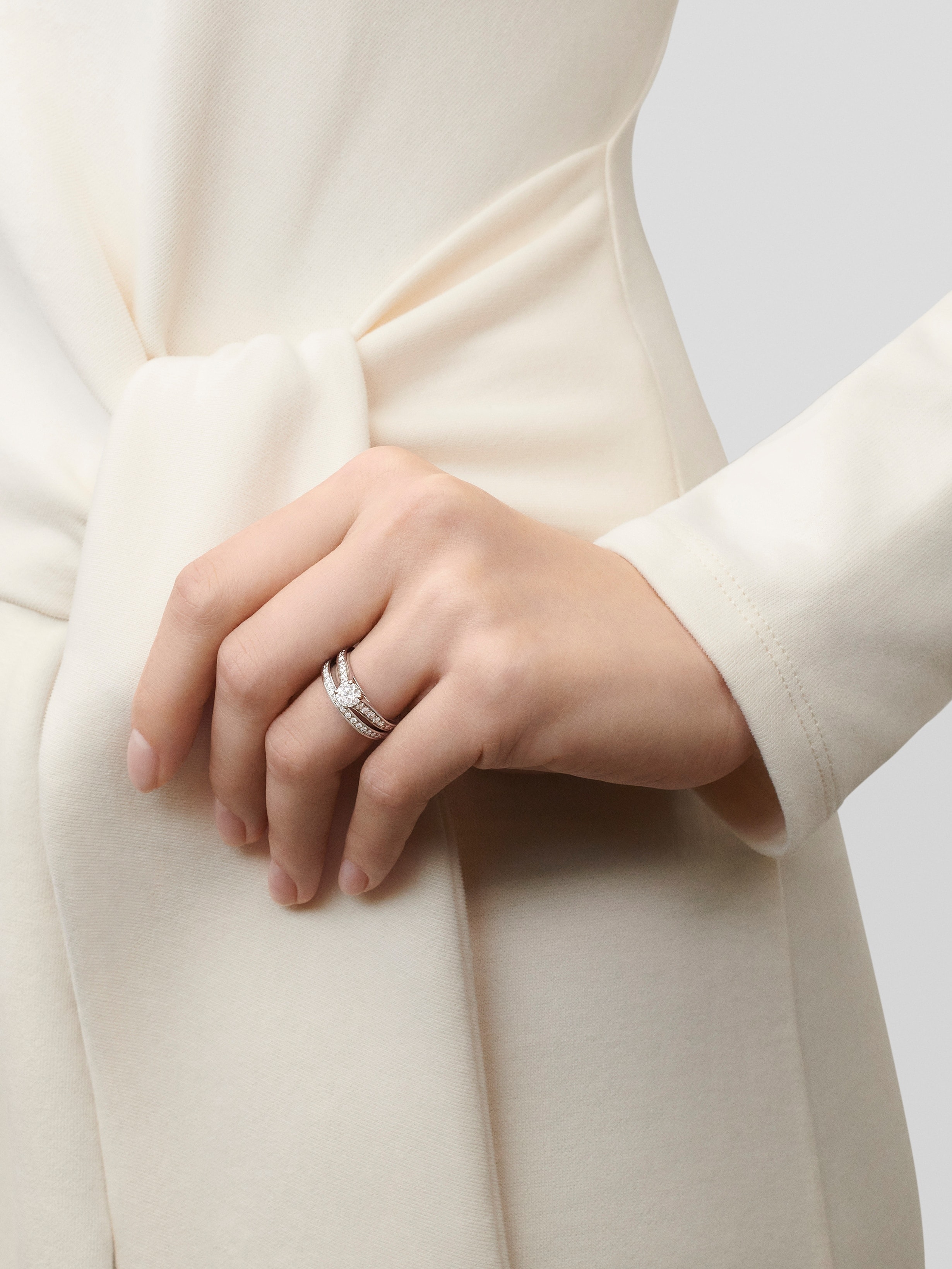 Romance solitaire 0.50 carat DVVS1, Platinum, Diamond:  21 stones,  0.77 carat, Worn Alternative, Jewelry Ring - Van Cleef & Arpels