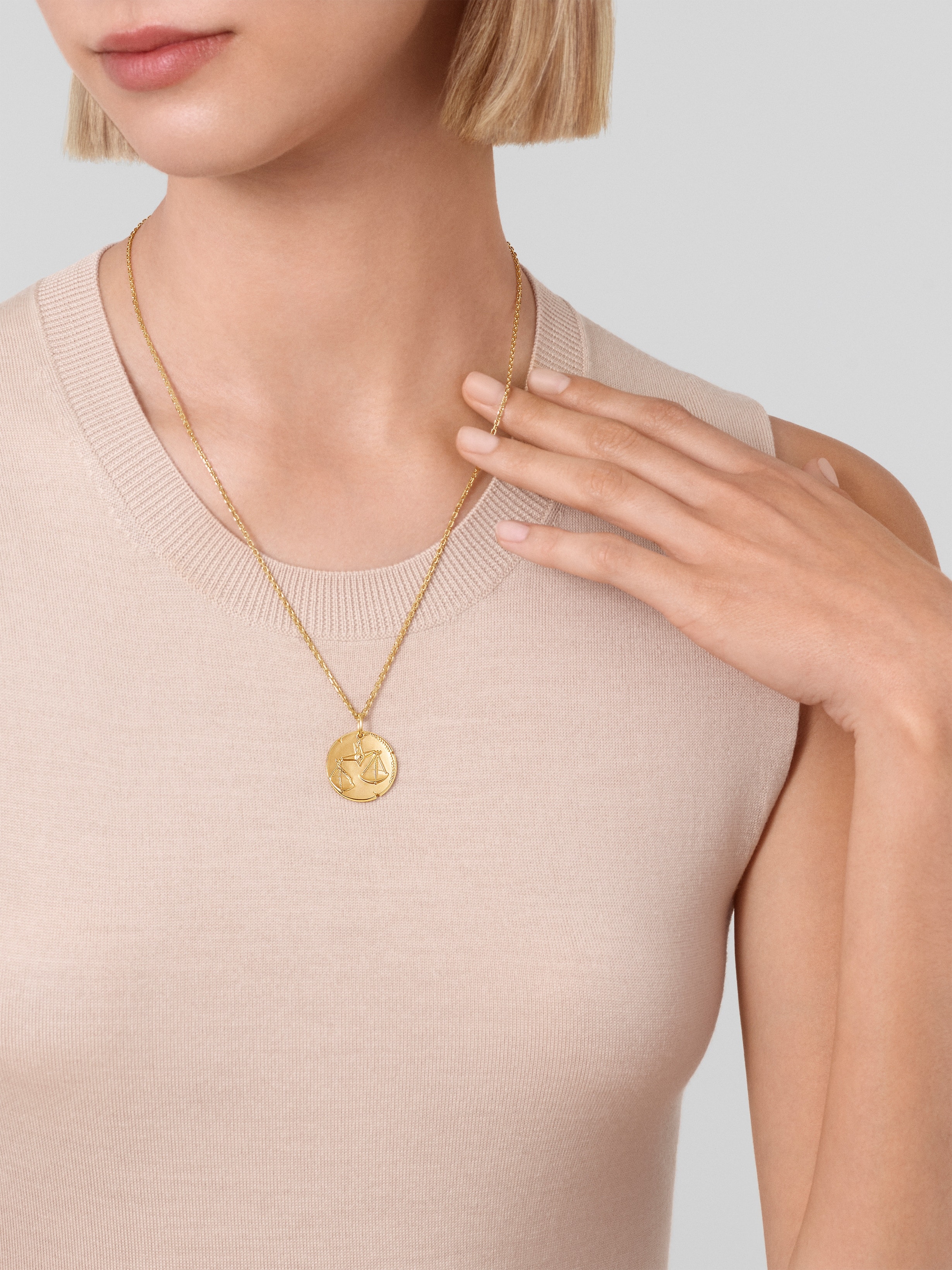 Zodiaque medal Librae (Libra), 18K yellow gold, Worn Alternative, Jewelry Pendent - Van Cleef & Arpels