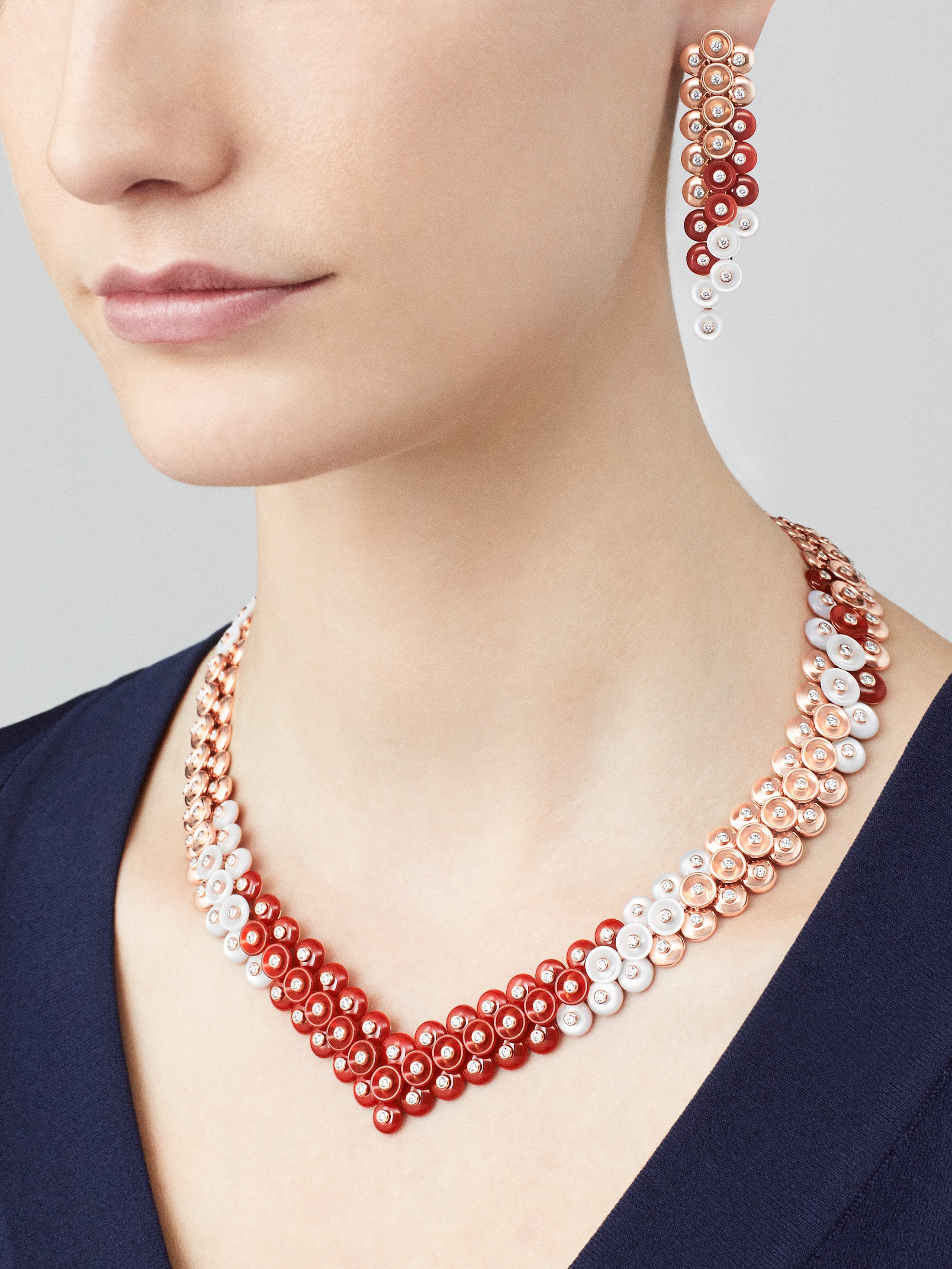 Bouton d'or项链, 18K玫瑰金, 珍珠母贝:  30颗, 红玉髓:  51颗, 钻石:  186颗,  5.55 克拉, Worn Alternative, Jewelry Necklace_梵克雅宝_Van Cleef & Arpels