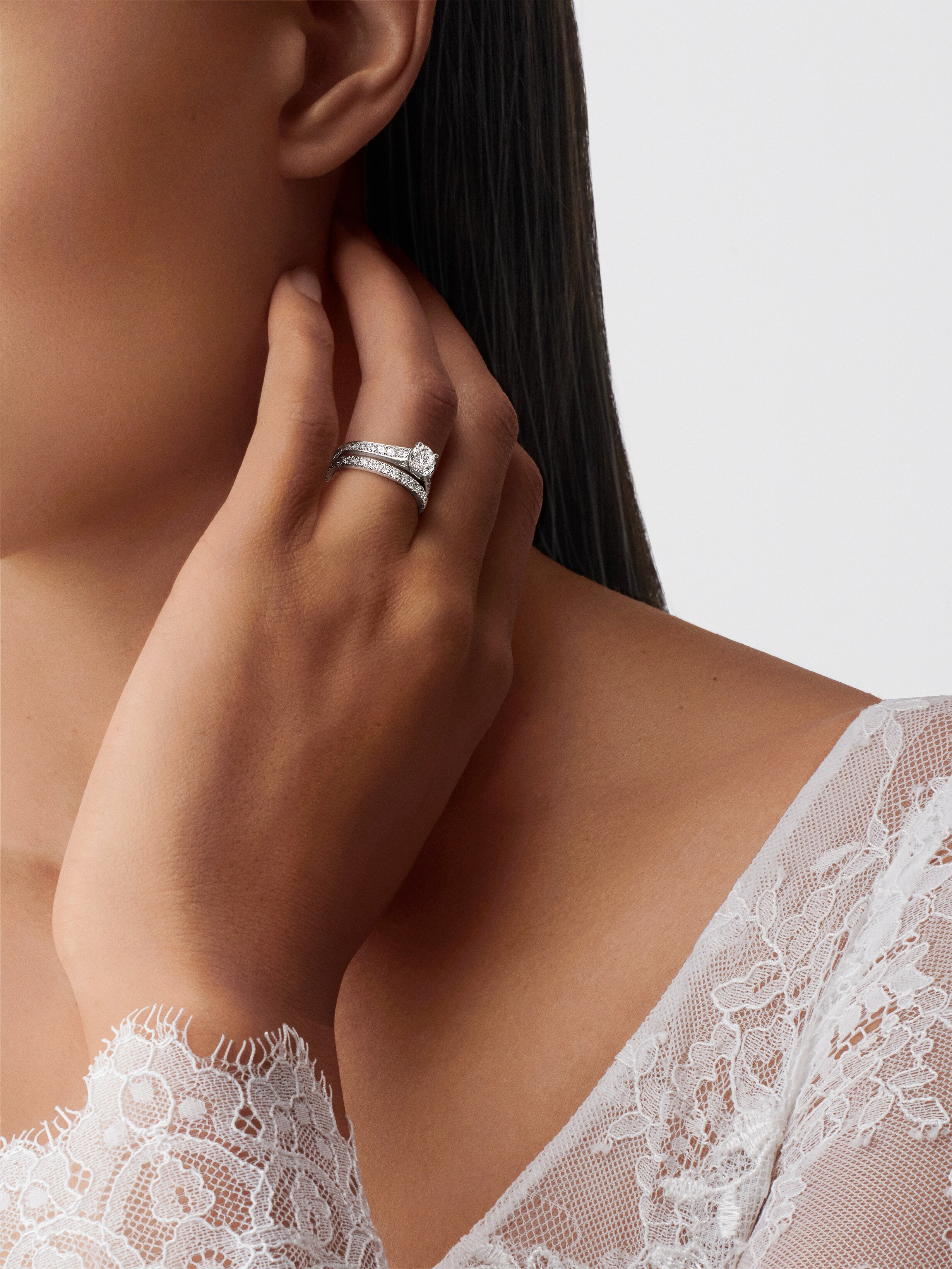 Romance单颗钻石戒指，0.70克拉的EVVS1级钻石, 铂金, 钻石:  19颗,  1.08 克拉, Worn Alternative, Jewelry Ring_梵克雅宝_Van Cleef & Arpels