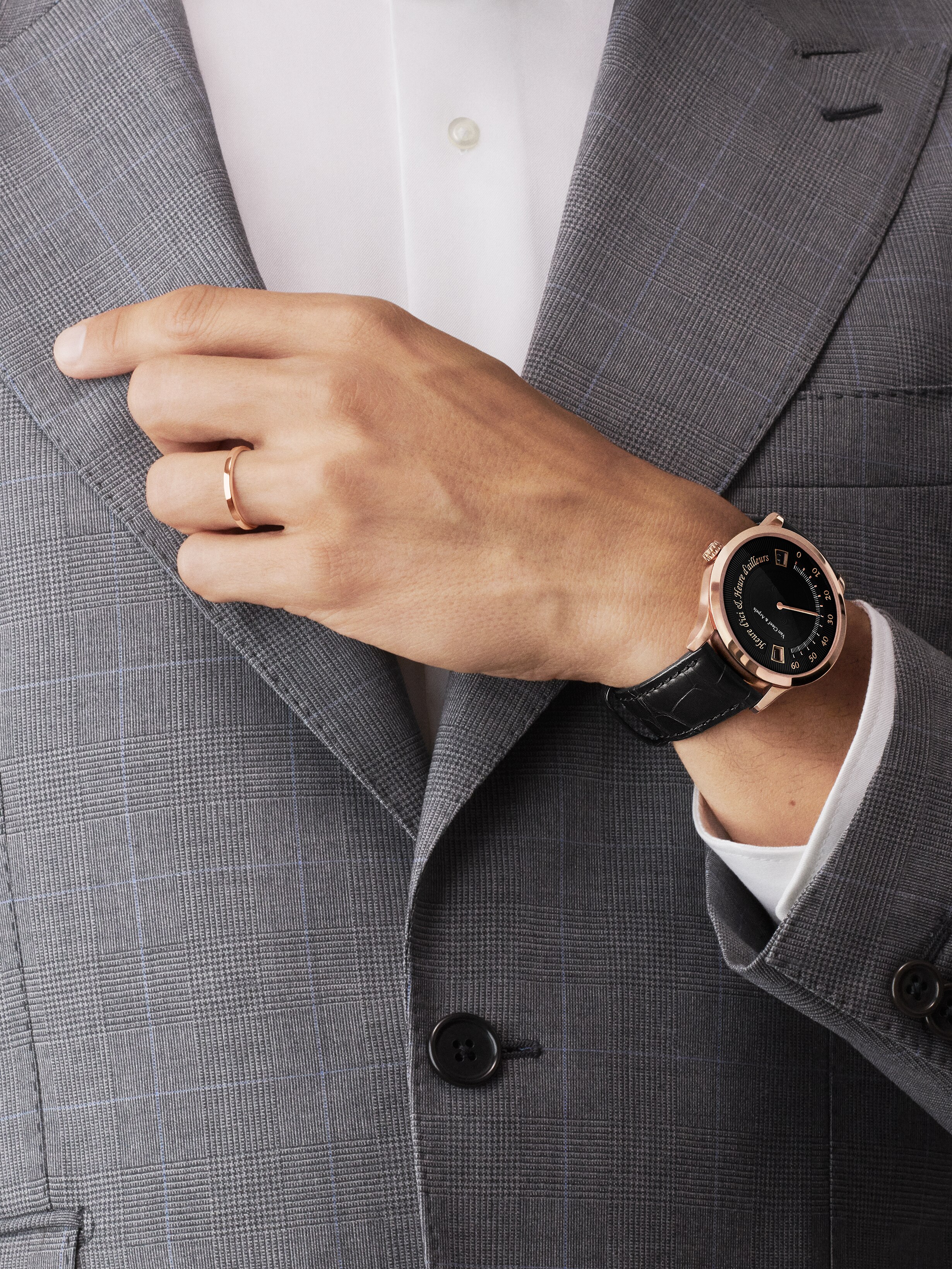 Toujours wedding band, 2.5 mm, 18K rose gold, Worn Detail, Jewelry Ring - Van Cleef & Arpels