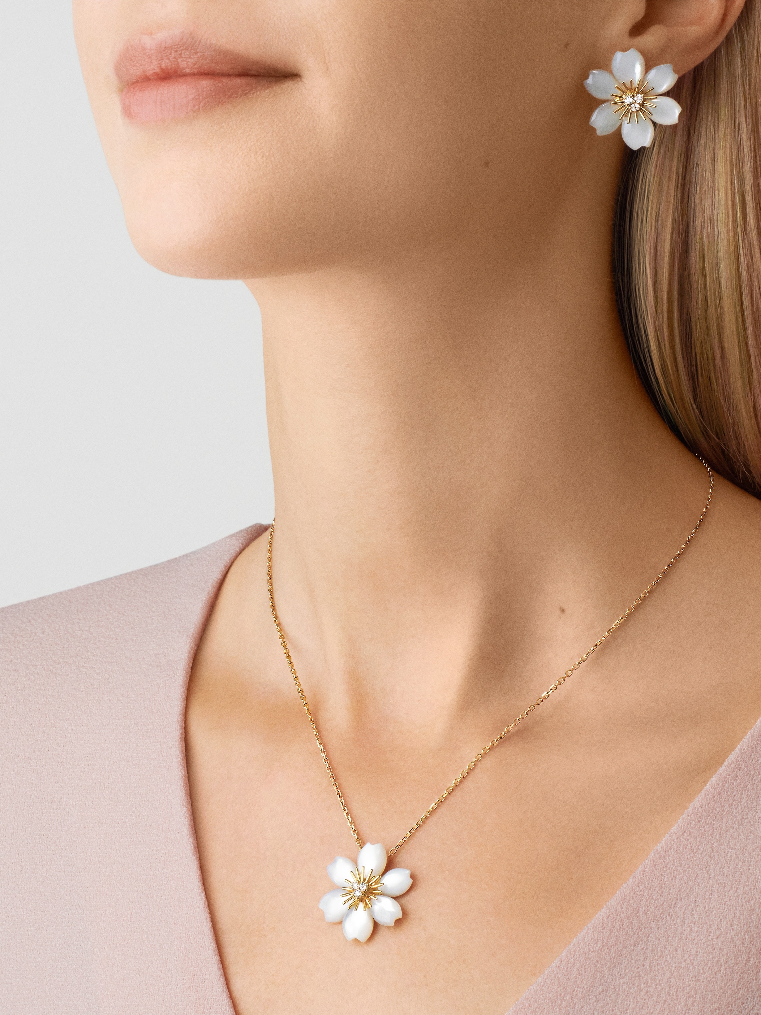 Rose de Noël吊坠，迷你款式, 18K黄金, 珍珠母贝:  6颗, 钻石:  3颗,  0.1 克拉, Worn Alternative, Jewelry Pendent_梵克雅宝_Van Cleef & Arpels