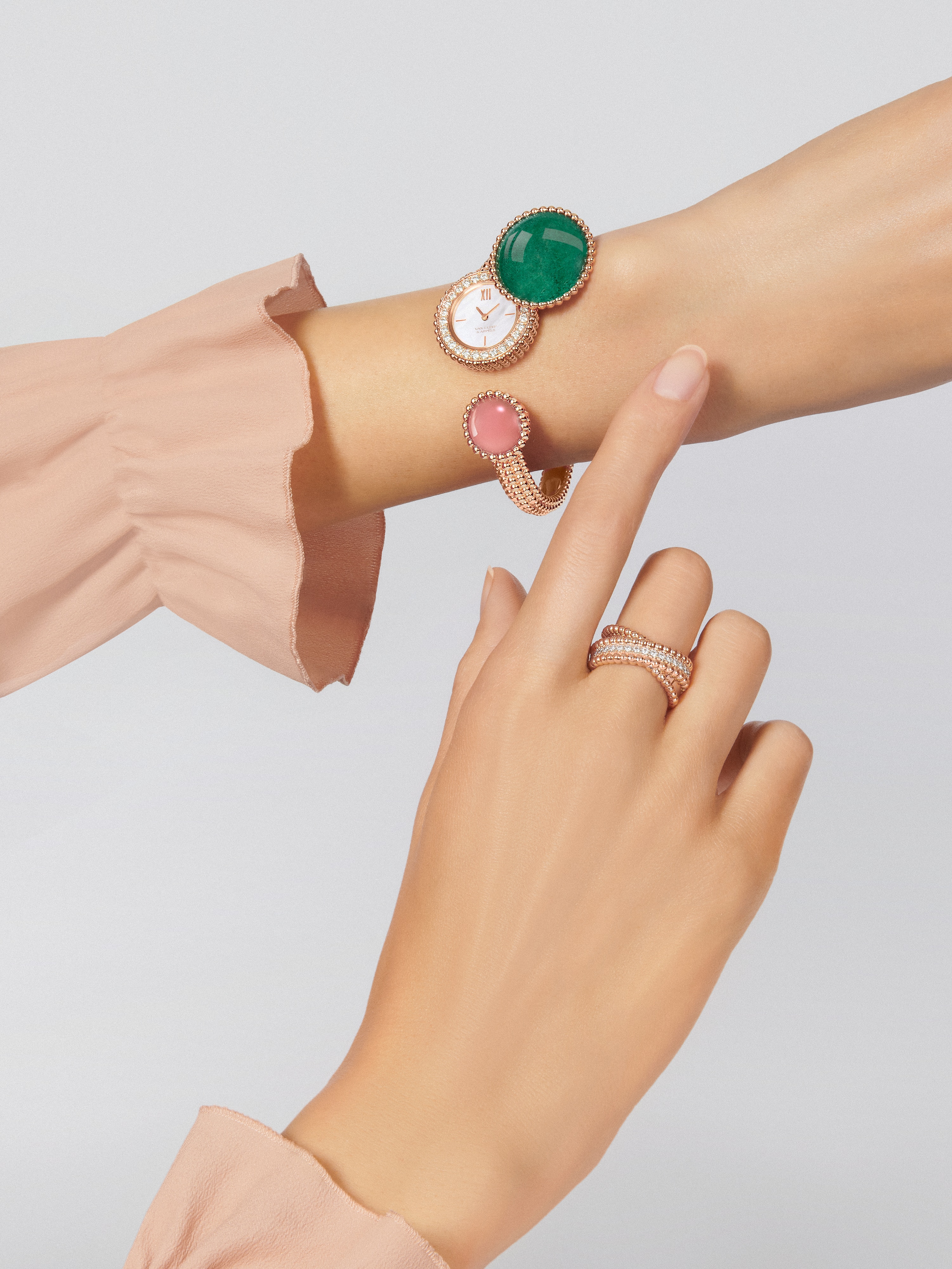 Perlée Toi & Moi隐秘式腕表，中号款式, 18K玫瑰金, 珍珠母贝:  1 宝石, 石英:  1 宝石, 碧玉:  1 宝石, 钻石:  25颗,  0.77 克拉, Worn Detail, Watch_梵克雅宝_Van Cleef & Arpels