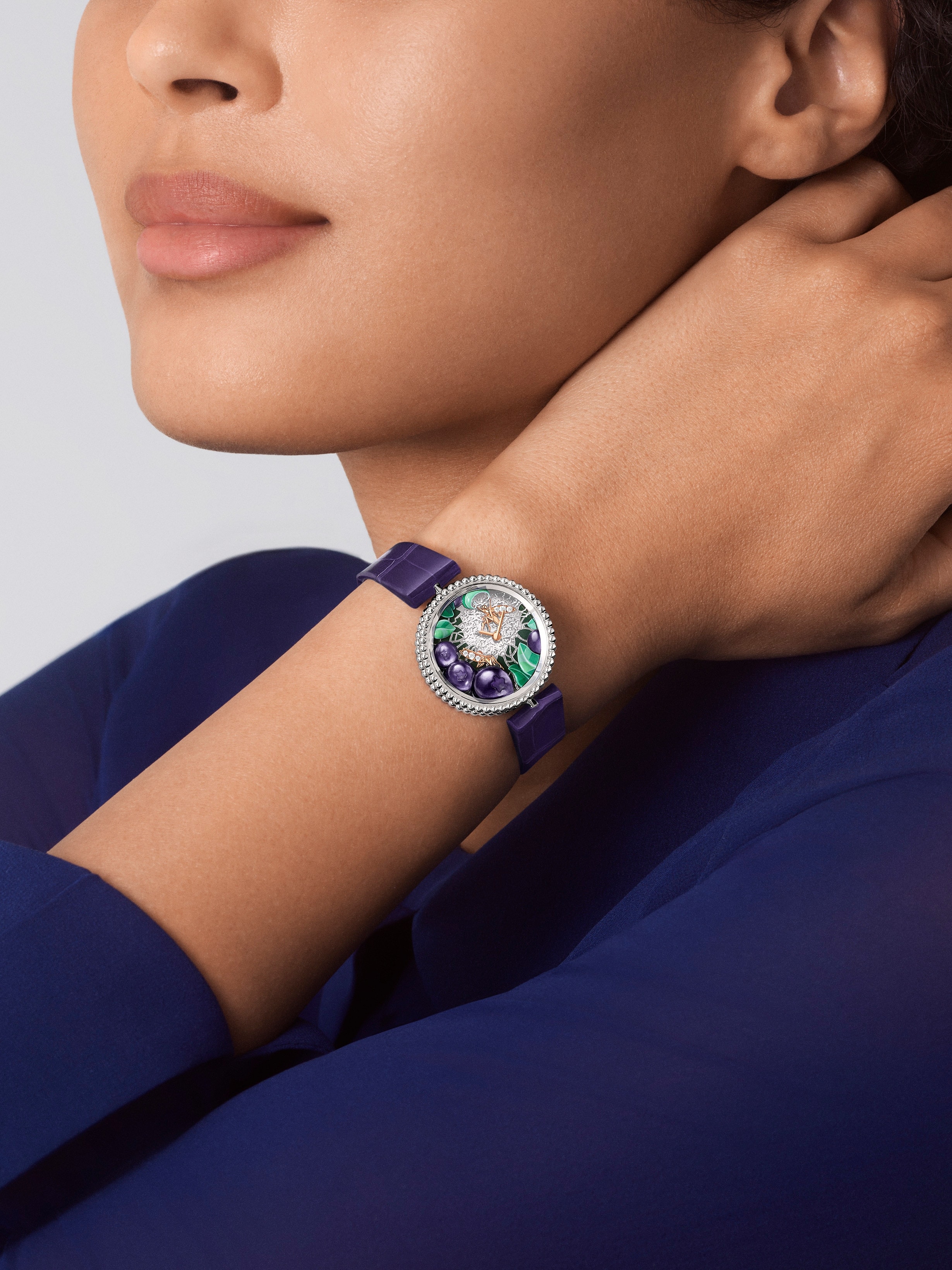 Perlée Extraordinaire Fruits Enchantés Myrtille, 18K white gold, Diamond:  83 stones,  1.07 carats, Worn Detail, Watch - Van Cleef & Arpels