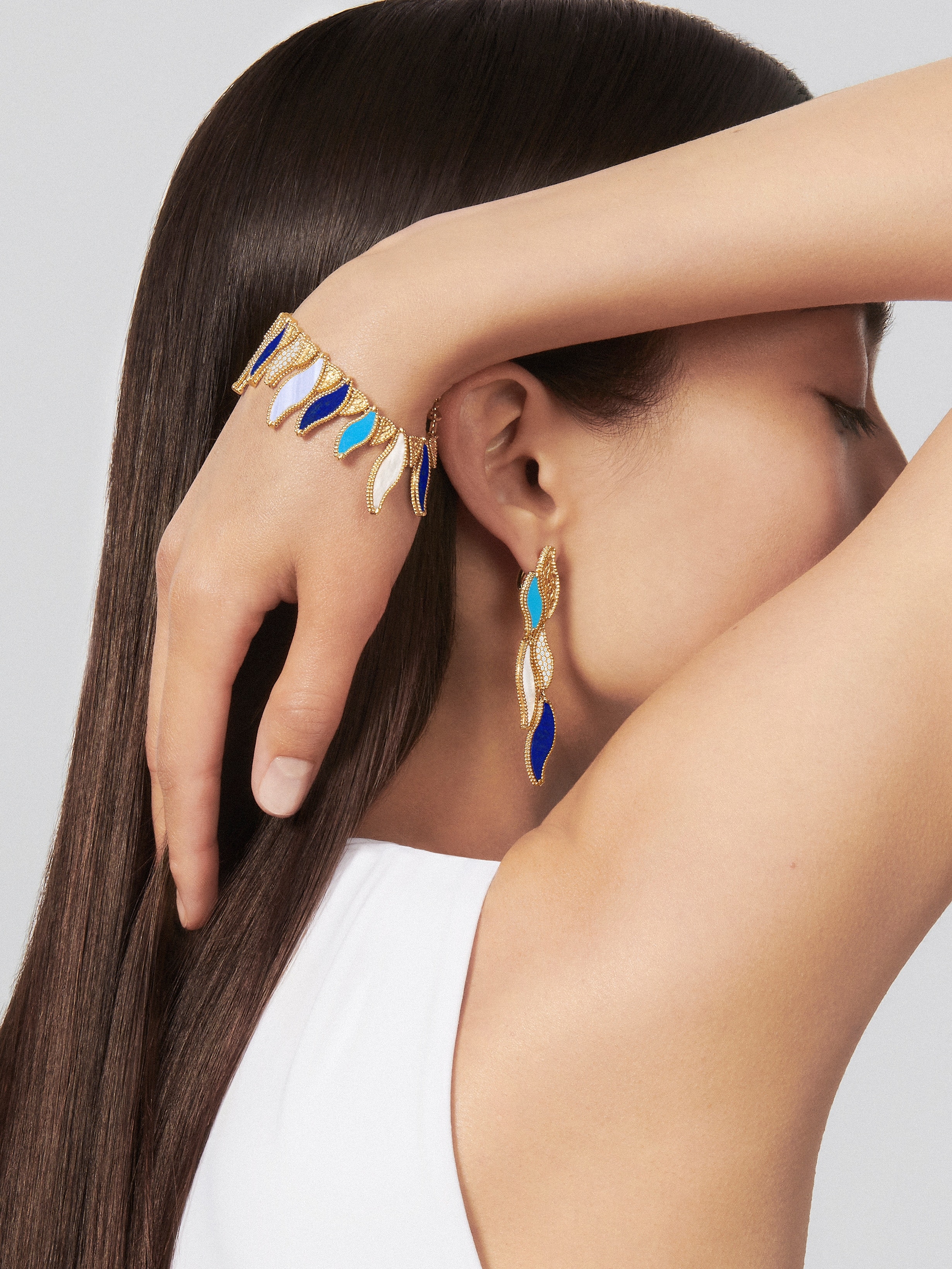 Lucky Summer Wave手链, 18K黄金, 玉髓:  2颗, 珍珠母贝:  3颗, 绿松石:  3颗, 钻石:  42颗,  0.46 克拉, 青金石:  5颗, Worn Alternative, Jewelry Bracelet_梵克雅宝_Van Cleef & Arpels