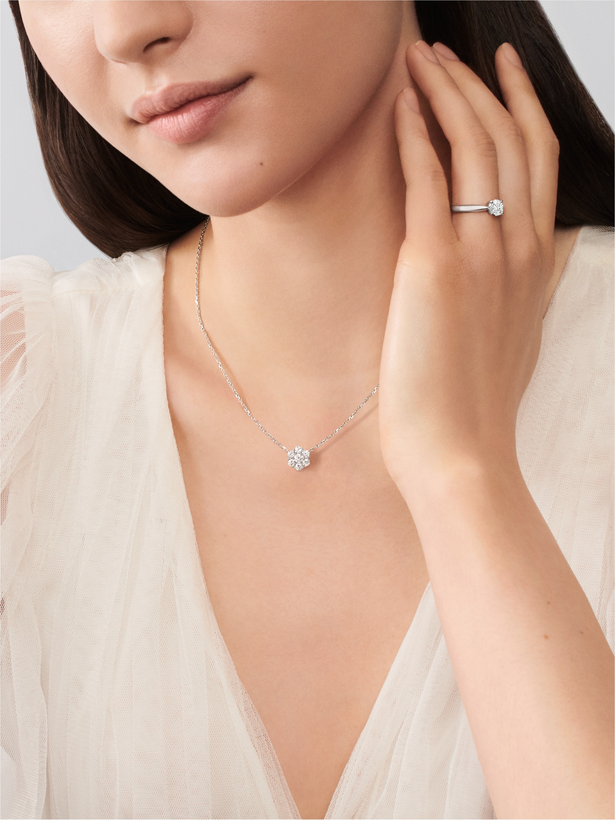 Fleurette necklace, 5 flowers 18K white gold, Diamond- Van