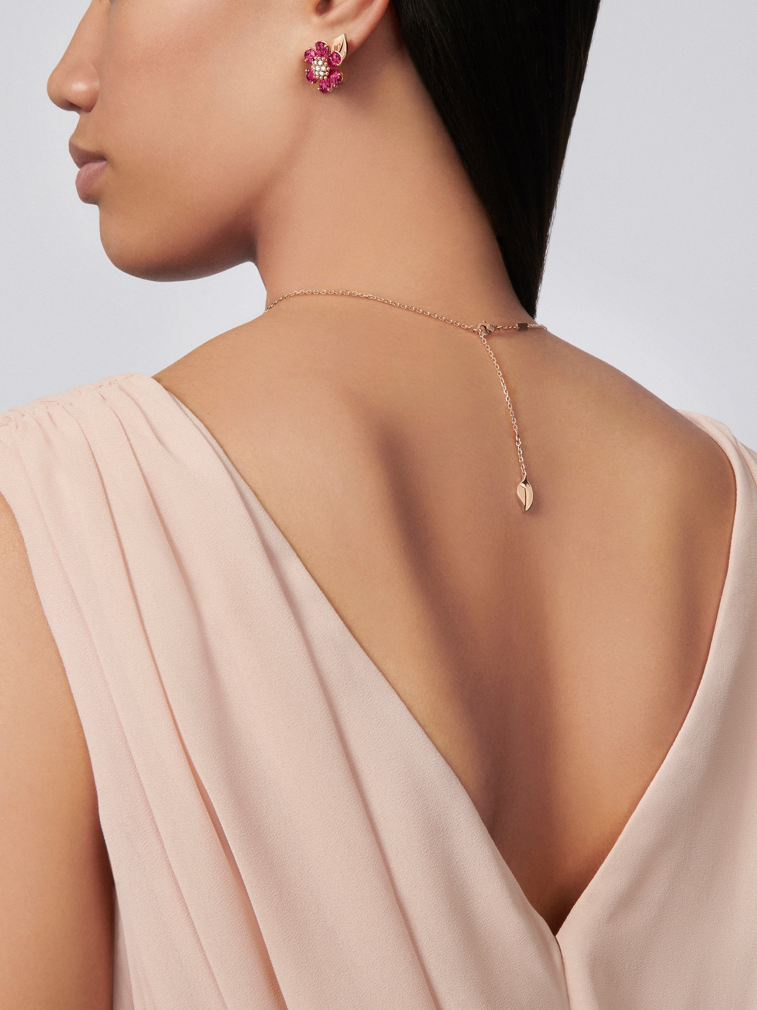 Fleurs d’Hawaï耳环, 18K玫瑰金, 玫瑰榴石:  12颗,  9.96 克拉, 钻石:  14颗,  0.39 克拉, Worn Detail, Jewelry Earrings_梵克雅宝_Van Cleef & Arpels