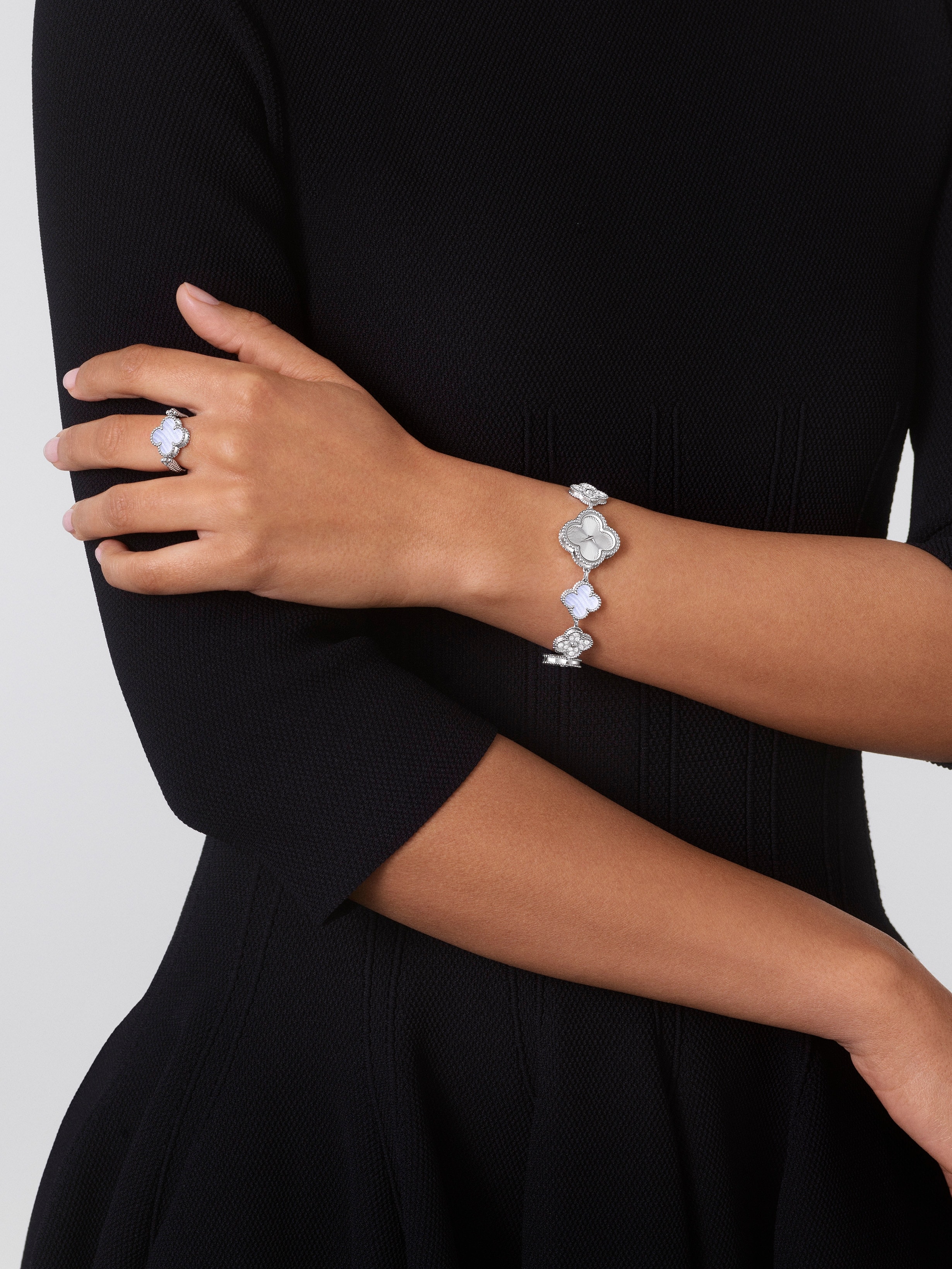 Sweet Alhambra腕表, 18K白金, 玉髓:  3颗, 钻石:  36颗,  1.42 克拉, Worn Detail, Watch_梵克雅宝_Van Cleef & Arpels