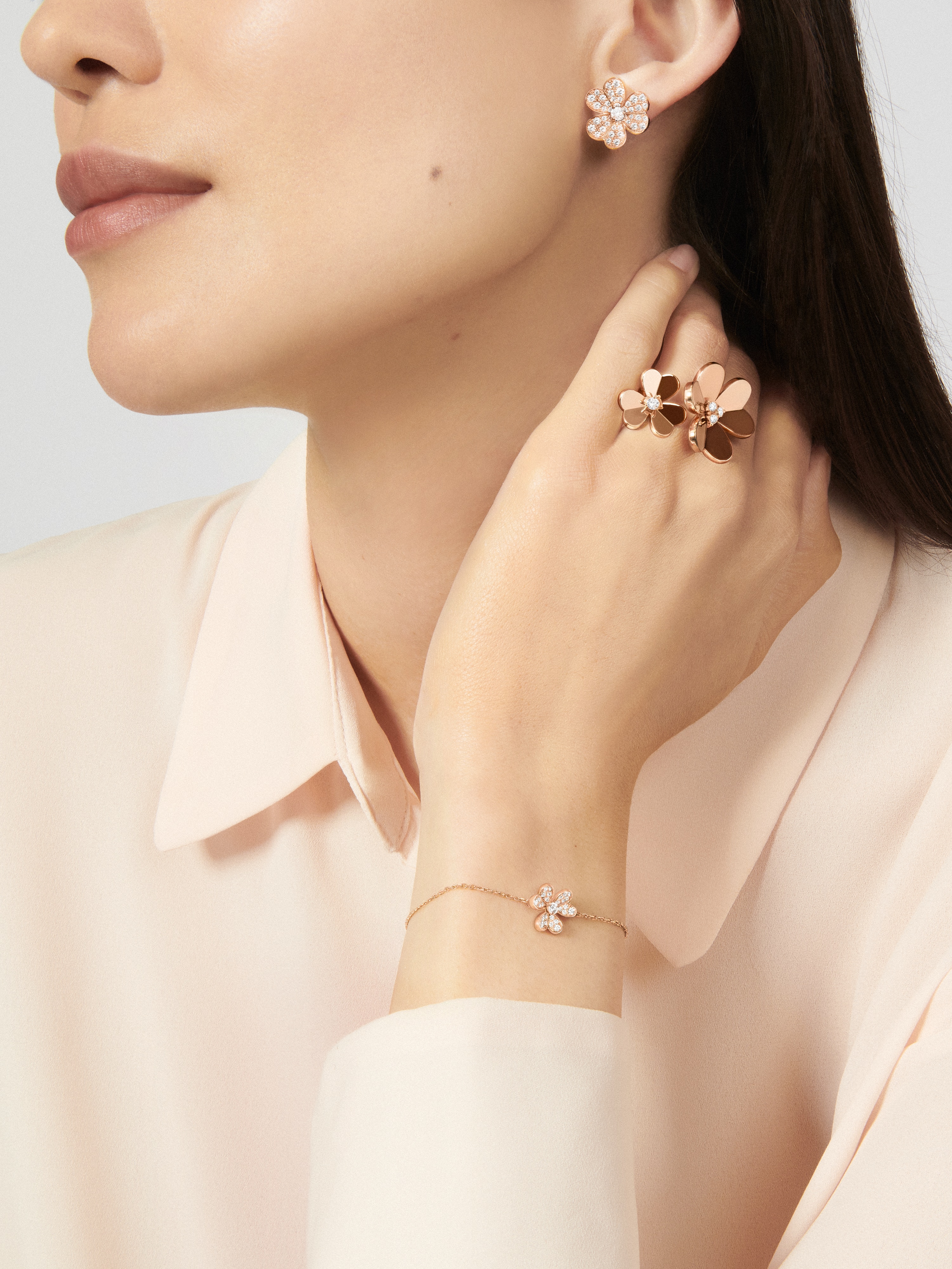 Frivole ring, 1 flower, small model 18K yellow gold, Diamond