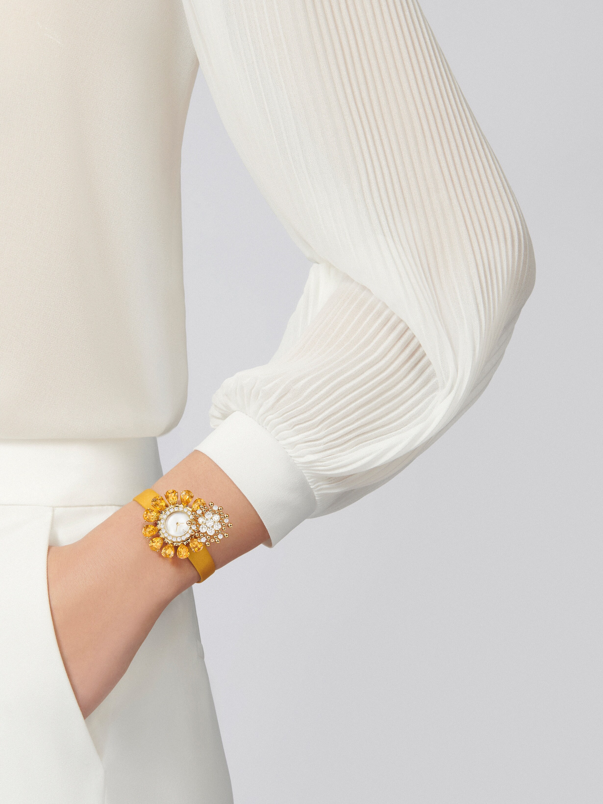 Fleurs d’Hawaï隐秘式腕表, 18K黄金, 珍珠母贝:  1 宝石, 钻石:  59颗,  2.63 克拉, 黄水晶:  12颗,  11.4 克拉, Worn Alternative, Watch_梵克雅宝_Van Cleef & Arpels