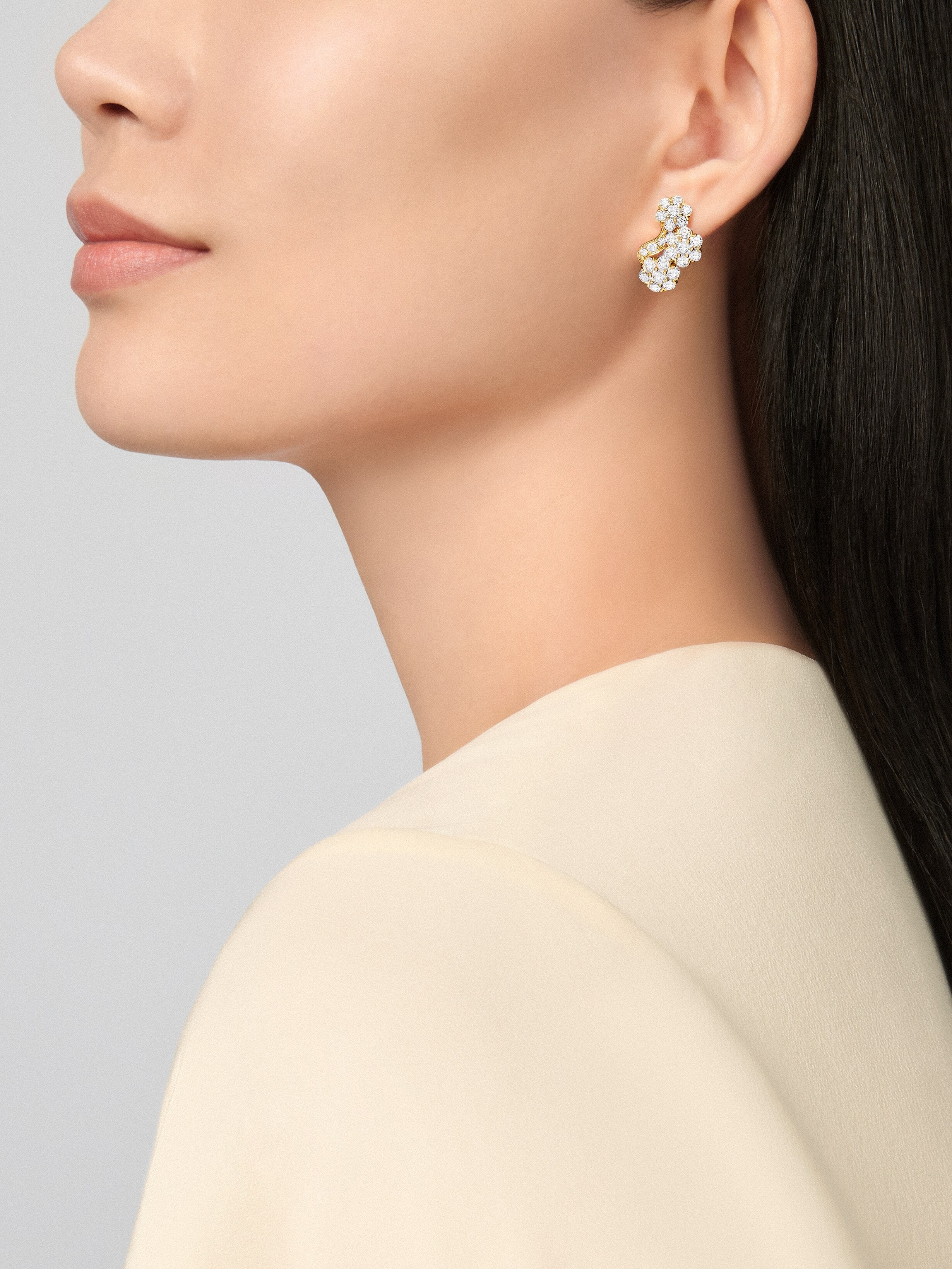 Snowflake耳环, 18K黄金, 钻石:  48颗,  3.9 克拉, Worn Alternative, High Jewelry Earrings_梵克雅宝_Van Cleef & Arpels