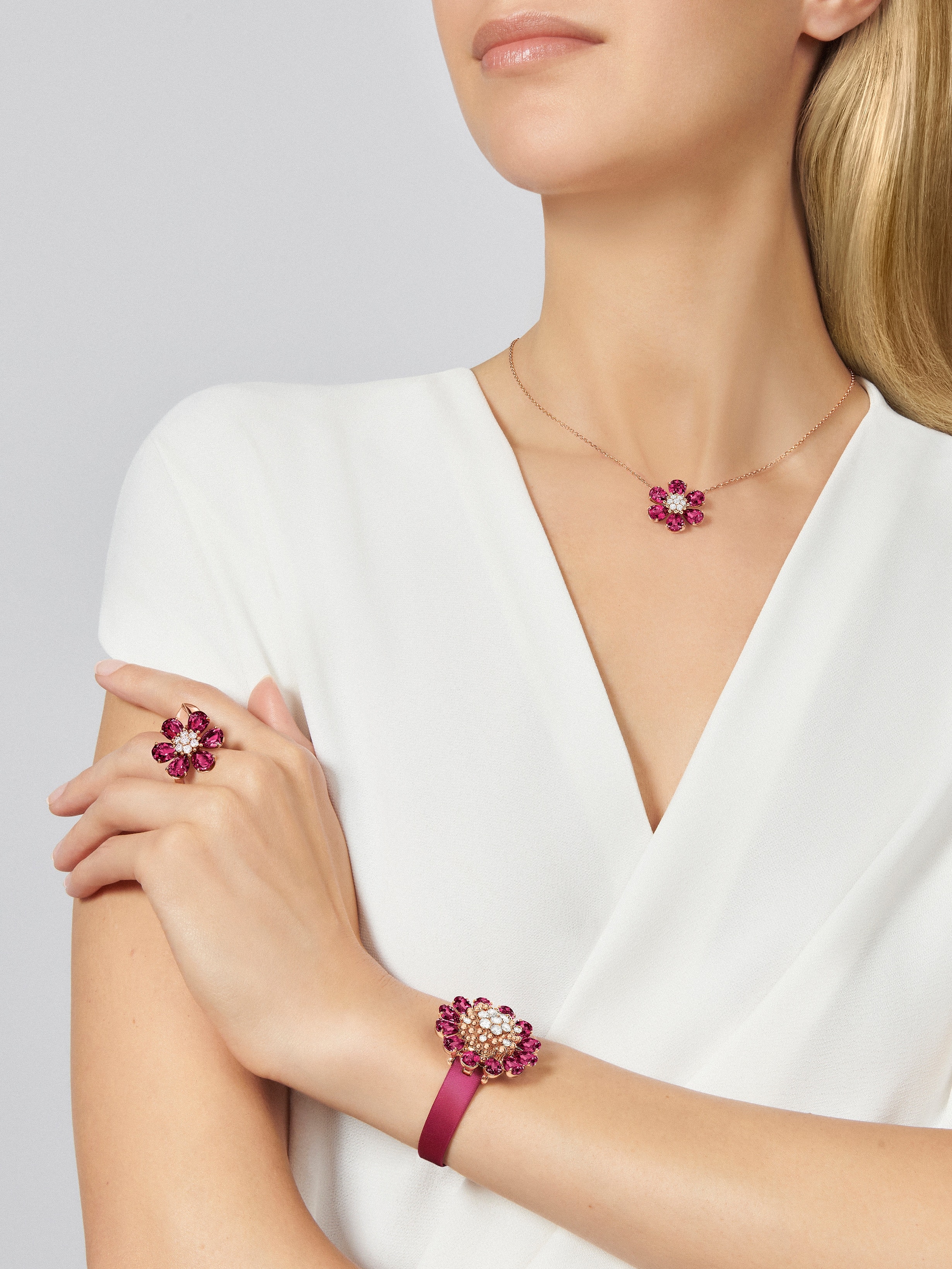 Fleurs d’Hawaï吊坠, 18K玫瑰金, 玫瑰榴石:  6颗,  8.76 克拉, 钻石:  7颗,  0.19 克拉, Worn Detail, Jewelry Pendent_梵克雅宝_Van Cleef & Arpels