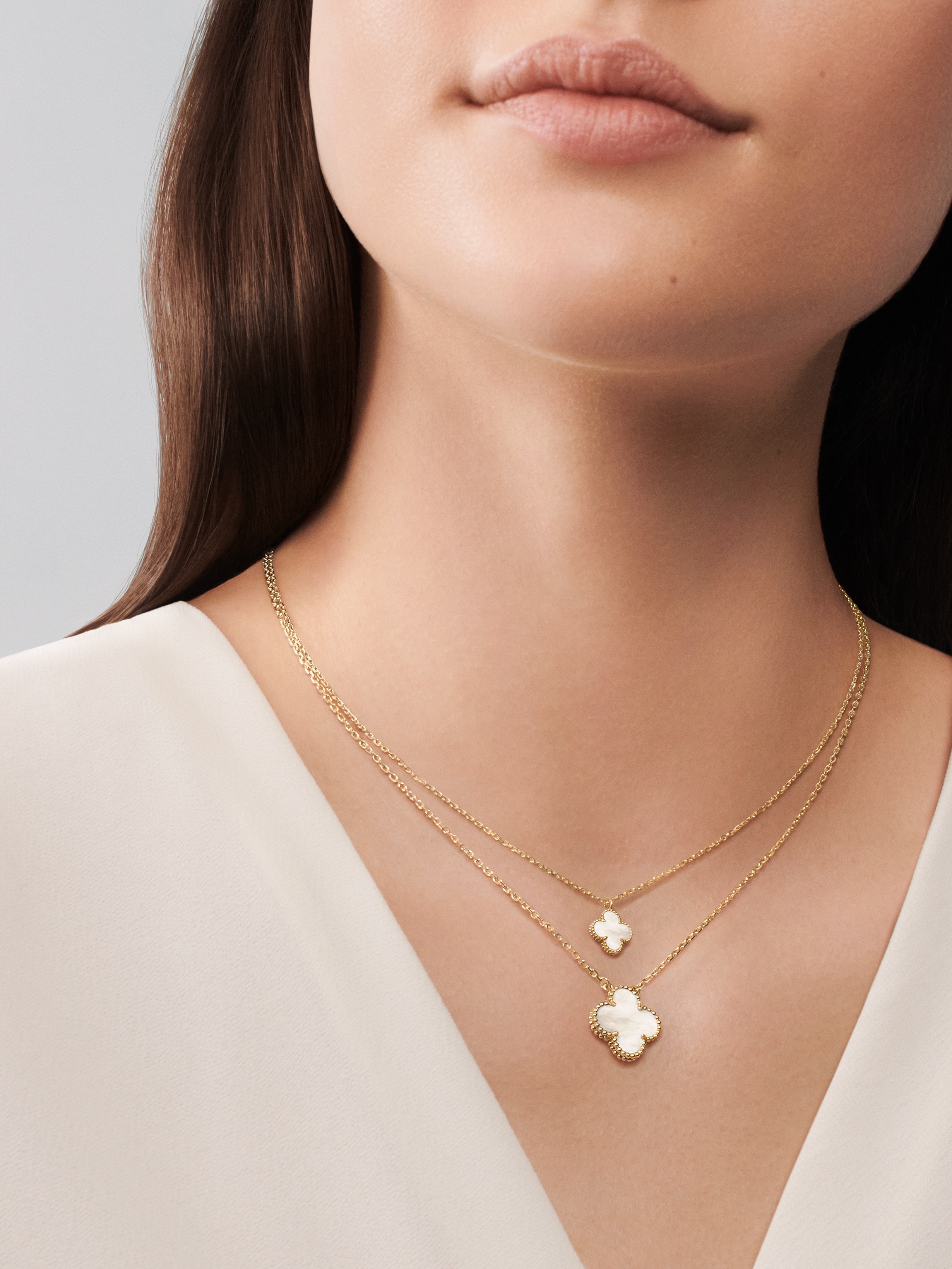 Sweet Alhambra pendant 18K yellow gold, Mother-of-pearl- Van Cleef