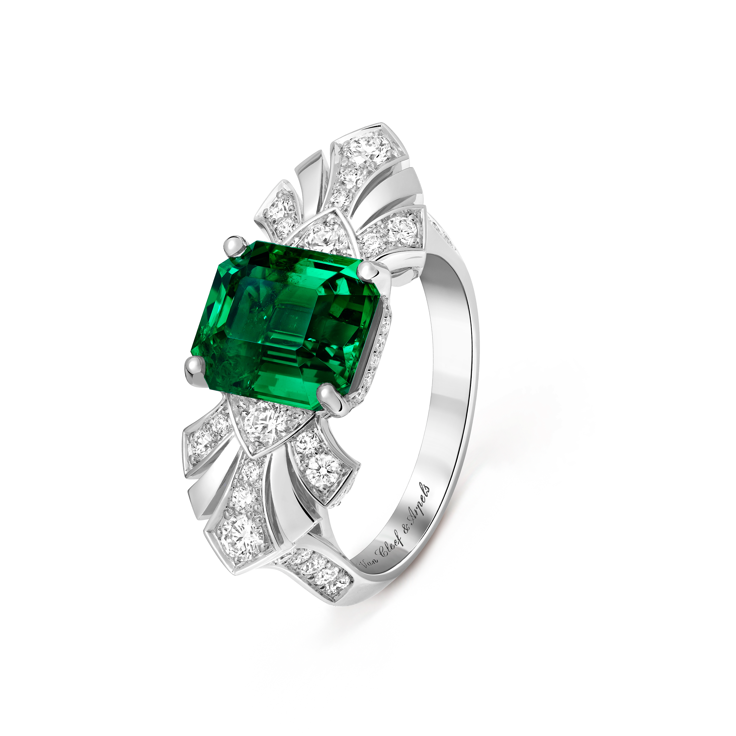 Eventails solitaire Emerald 2.92 cts, Platinum, Diamond:  76 stones,  0.81 carat, Emerald:  1 stone,  2.92 carats, Three Fourth, High Jewelry Ring - Van Cleef & Arpels