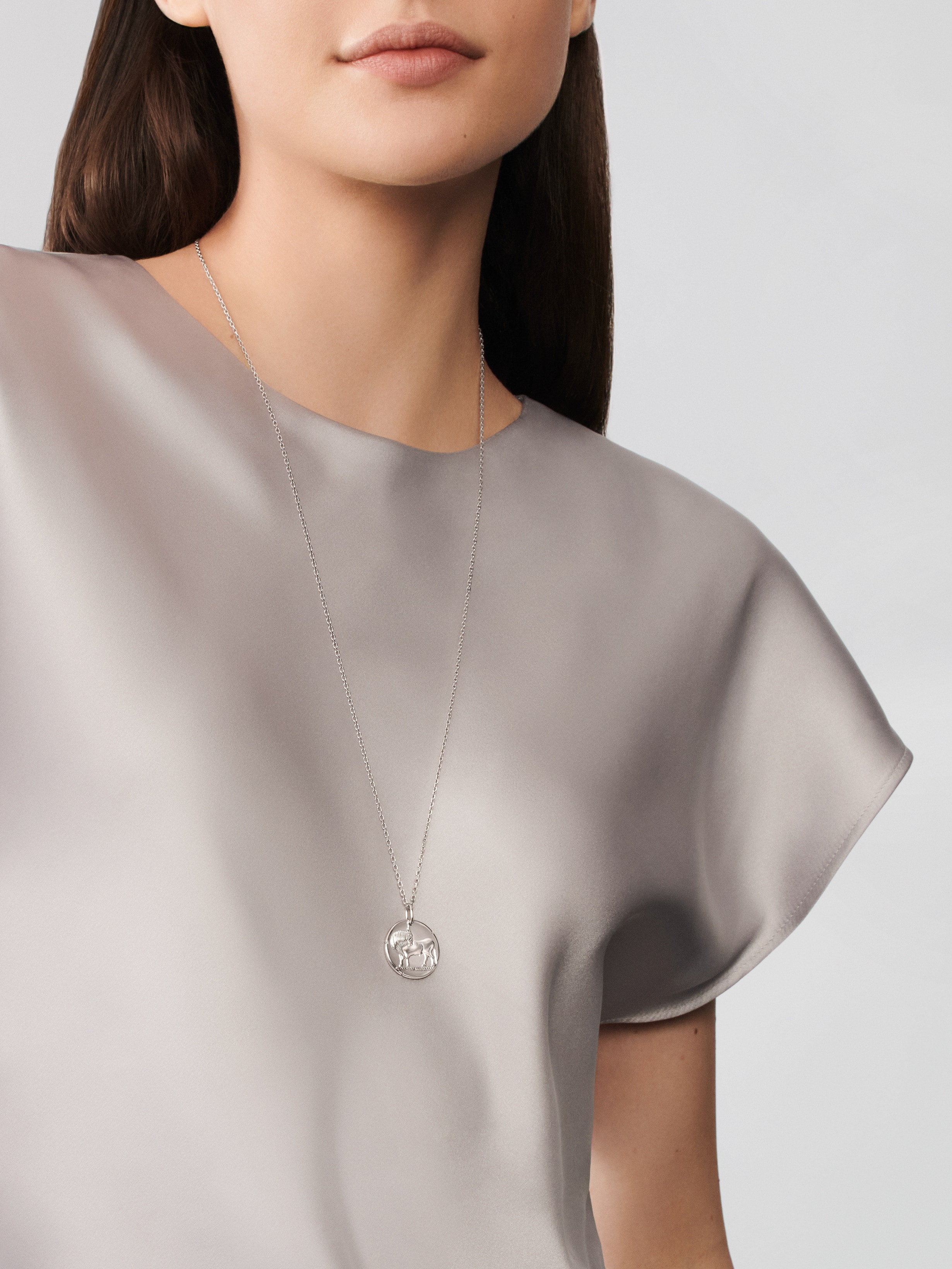 Zodiaque medal Tauri (Taurus), 18K white gold, Worn Alternative, Jewelry Pendent - Van Cleef & Arpels