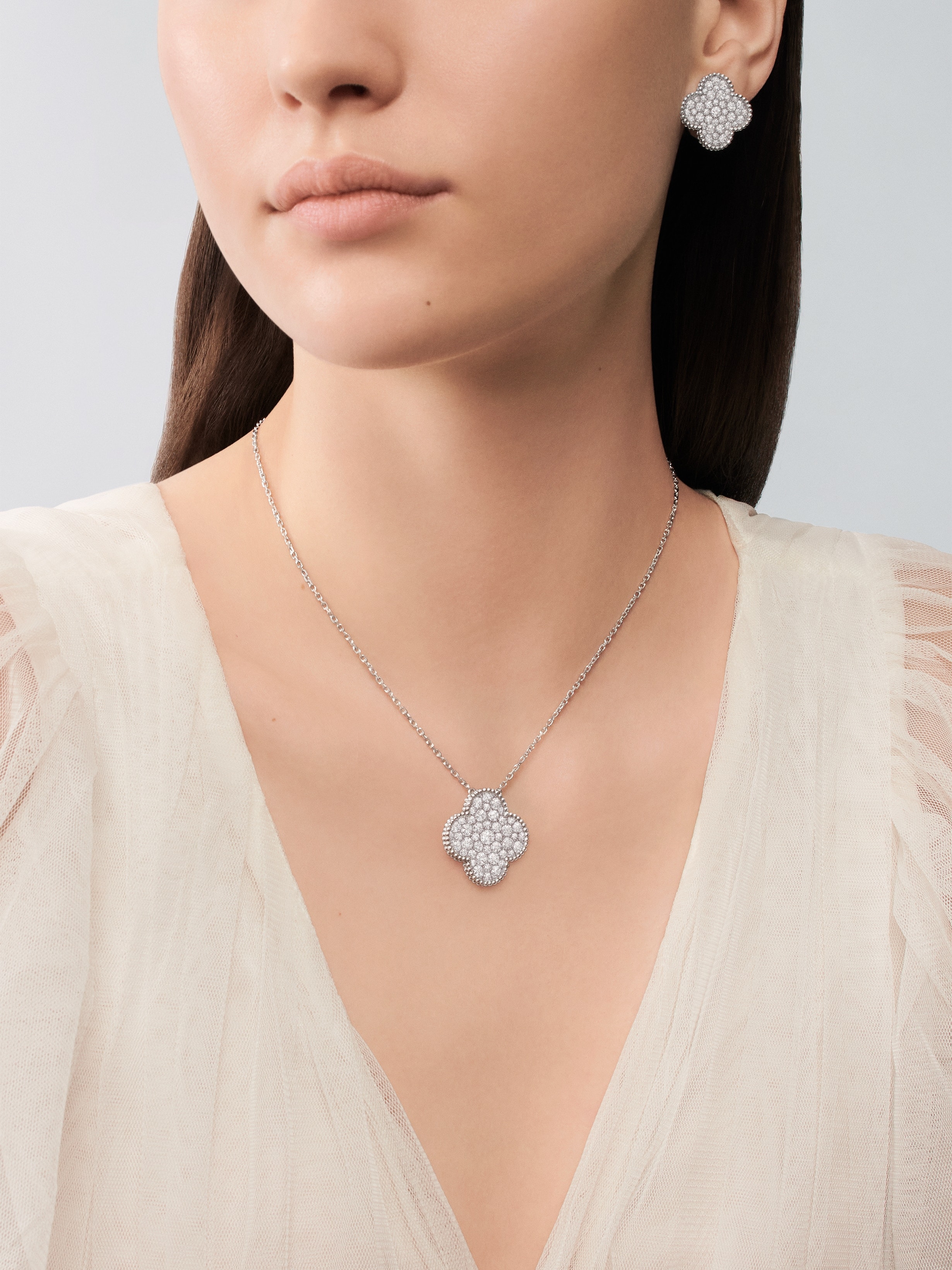 Magic Alhambra吊坠, 18K白金, 钻石:  45颗,  2.44 克拉, Worn Alternative, Jewelry Pendent_梵克雅宝_Van Cleef & Arpels