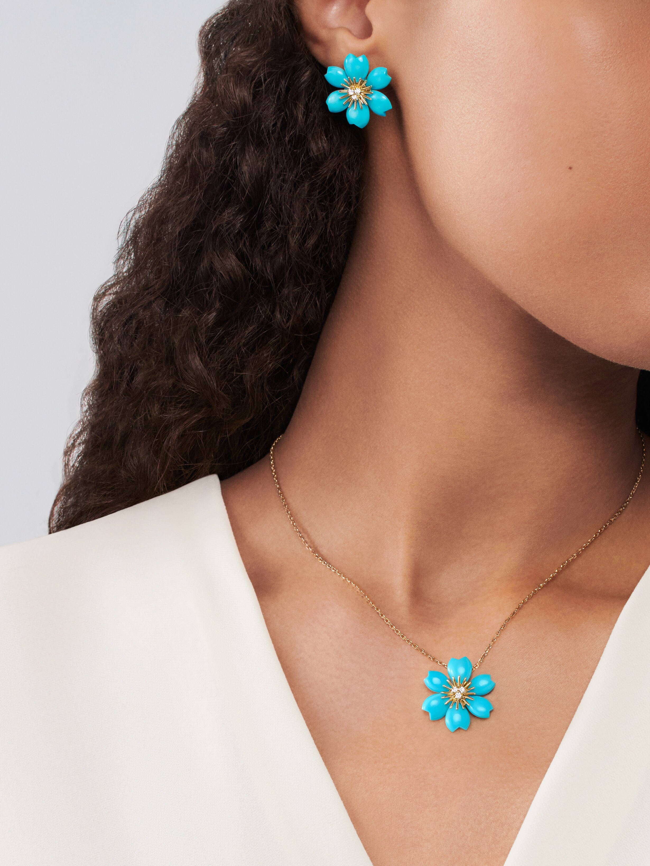 Rose de Noël吊坠，迷你款式, 18K黄金, 绿松石:  6颗, 钻石:  3颗,  0.1 克拉, Worn Alternative, Jewelry Pendent_梵克雅宝_Van Cleef & Arpels