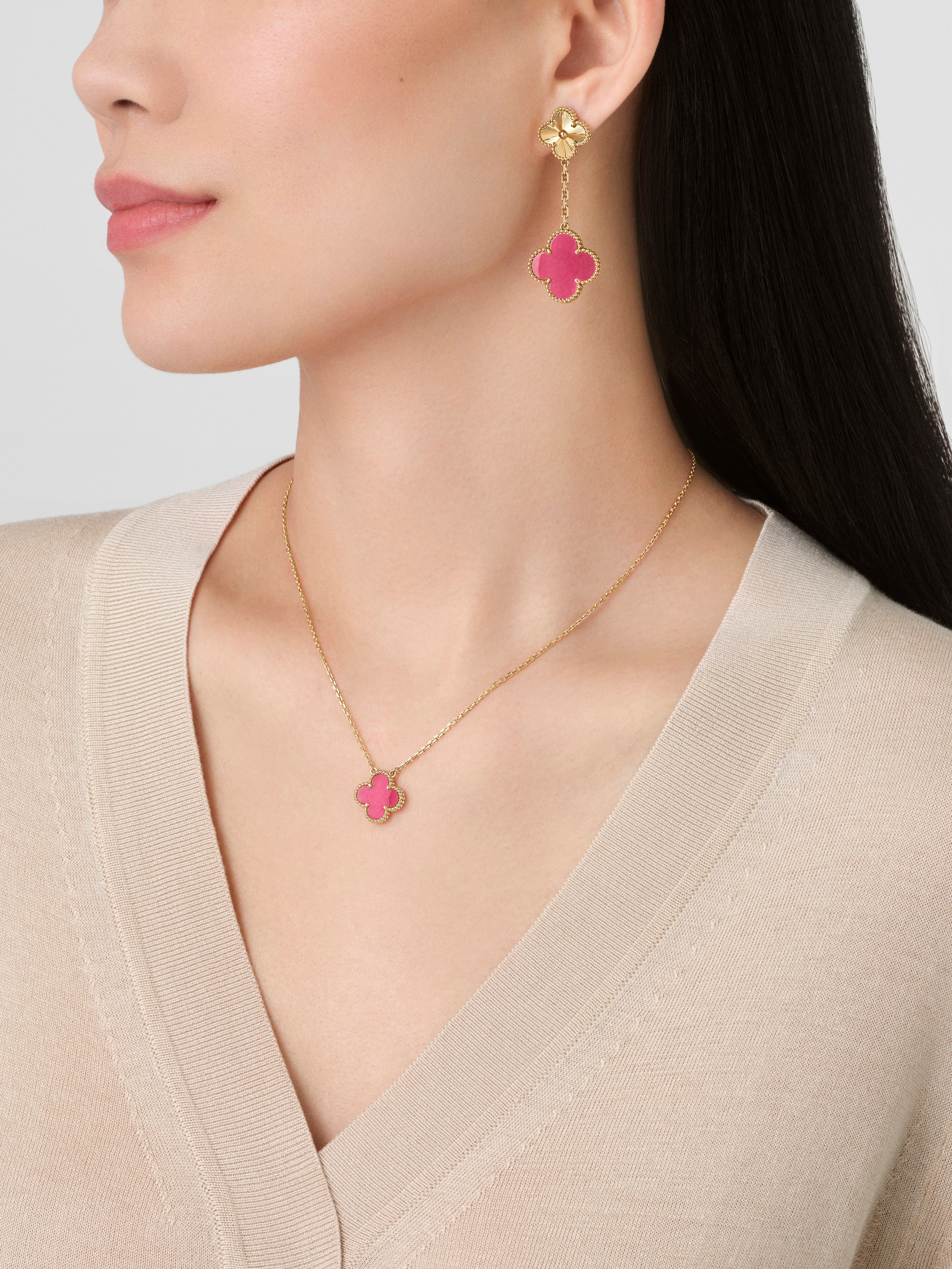 Magic Alhambra耳环，2枚四叶幸运主题图案, 18K黄金, Worn Detail, Jewelry Earrings_梵克雅宝_Van Cleef & Arpels