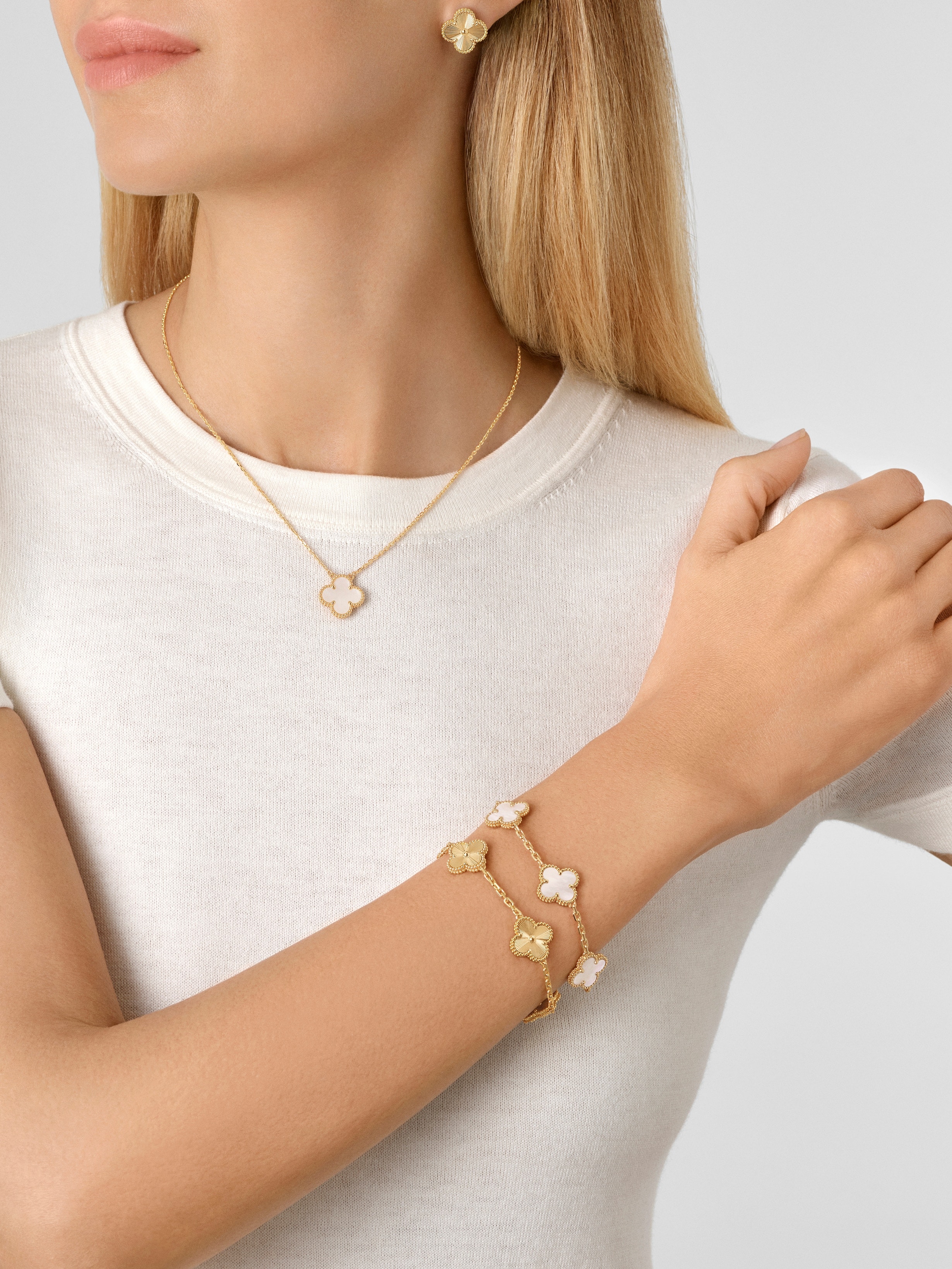 Vintage Alhambra吊坠, 18K黄金, 珍珠母贝:  1 宝石, Worn Detail, Jewelry Pendent_梵克雅宝_Van Cleef & Arpels