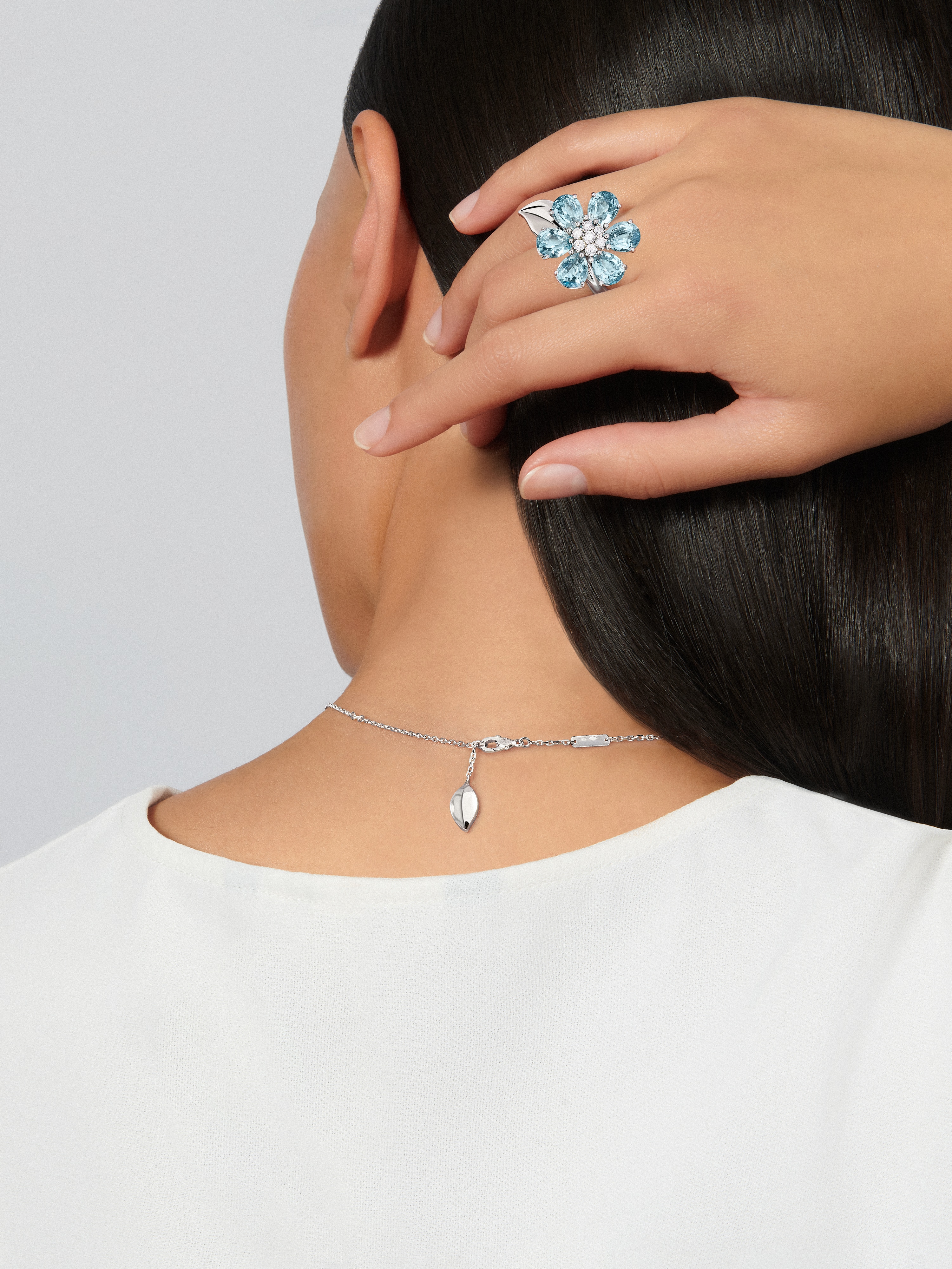 Fleurs d'Hawaï吊坠, 18K白金, 海蓝宝石:  6颗,  6.18 克拉, 钻石:  7颗,  0.19 克拉, Worn Detail, Jewelry Pendent_梵克雅宝_Van Cleef & Arpels