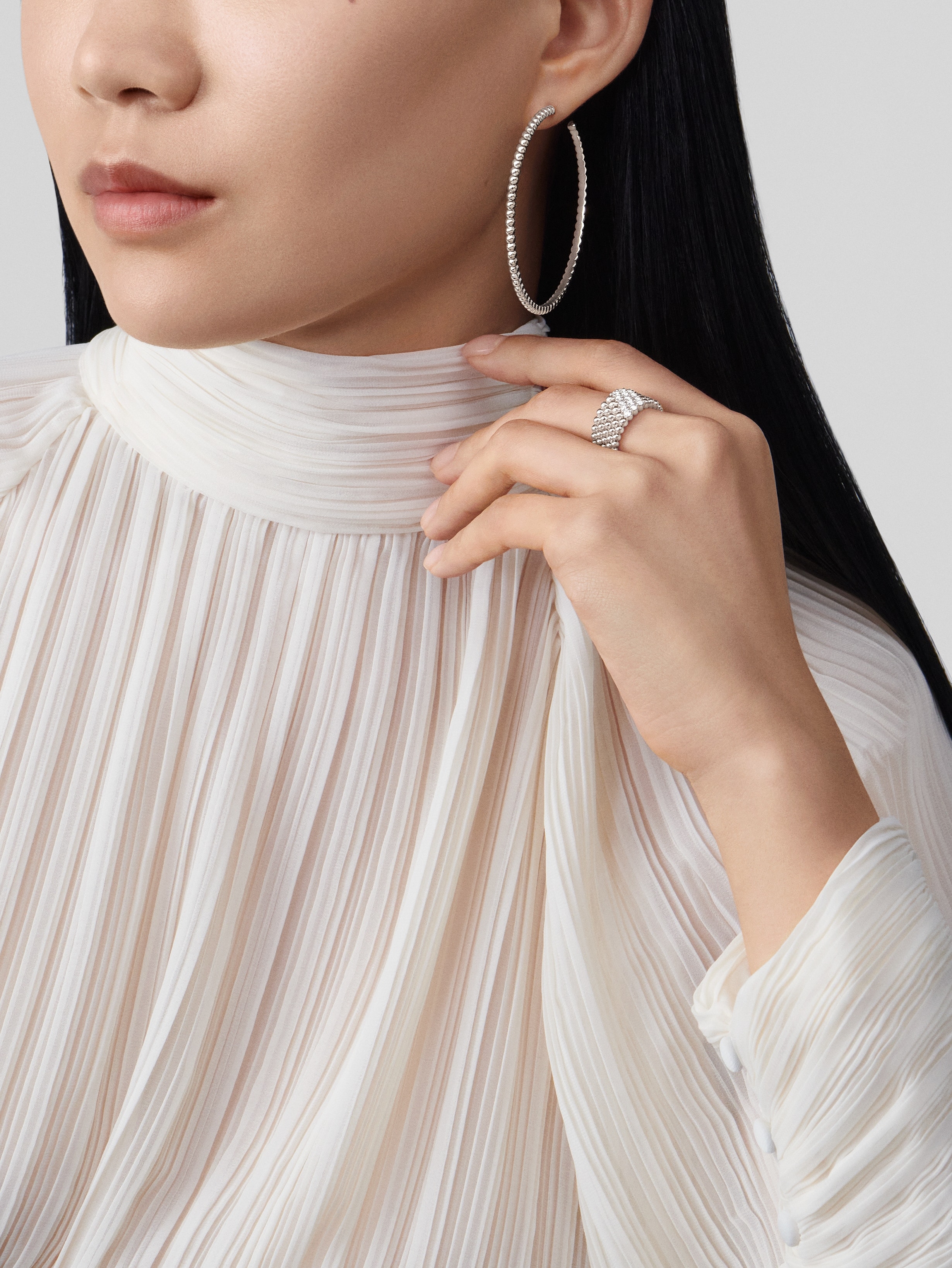 Perlée pearls of gold环形耳环，大号款式, 18K白金, Worn Alternative, Jewelry Earrings_梵克雅宝_Van Cleef & Arpels