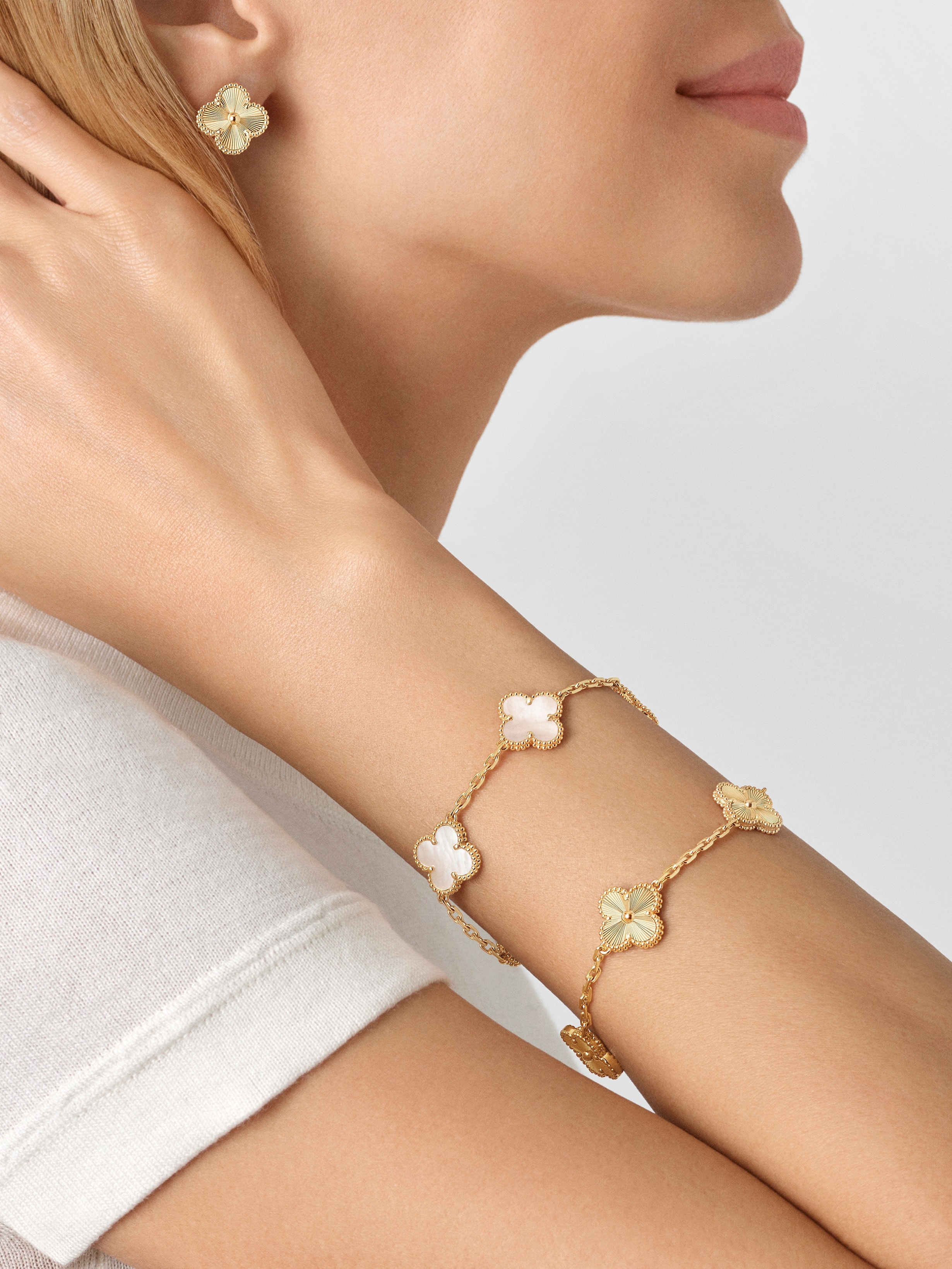 Vintage Alhambra bracelet, 5 motifs 18K yellow gold, Mother-of