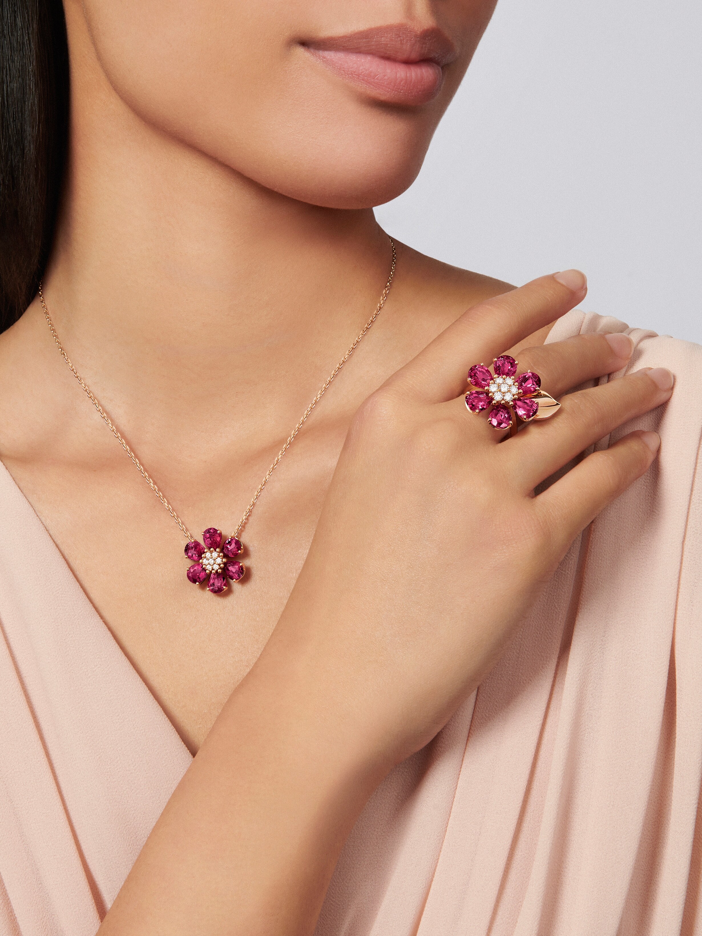 Fleurs d’Hawaï戒指, 18K玫瑰金, 玫瑰榴石:  6颗,  11.76 克拉, 钻石:  7颗,  0.54 克拉, Worn Detail, Jewelry Ring_梵克雅宝_Van Cleef & Arpels