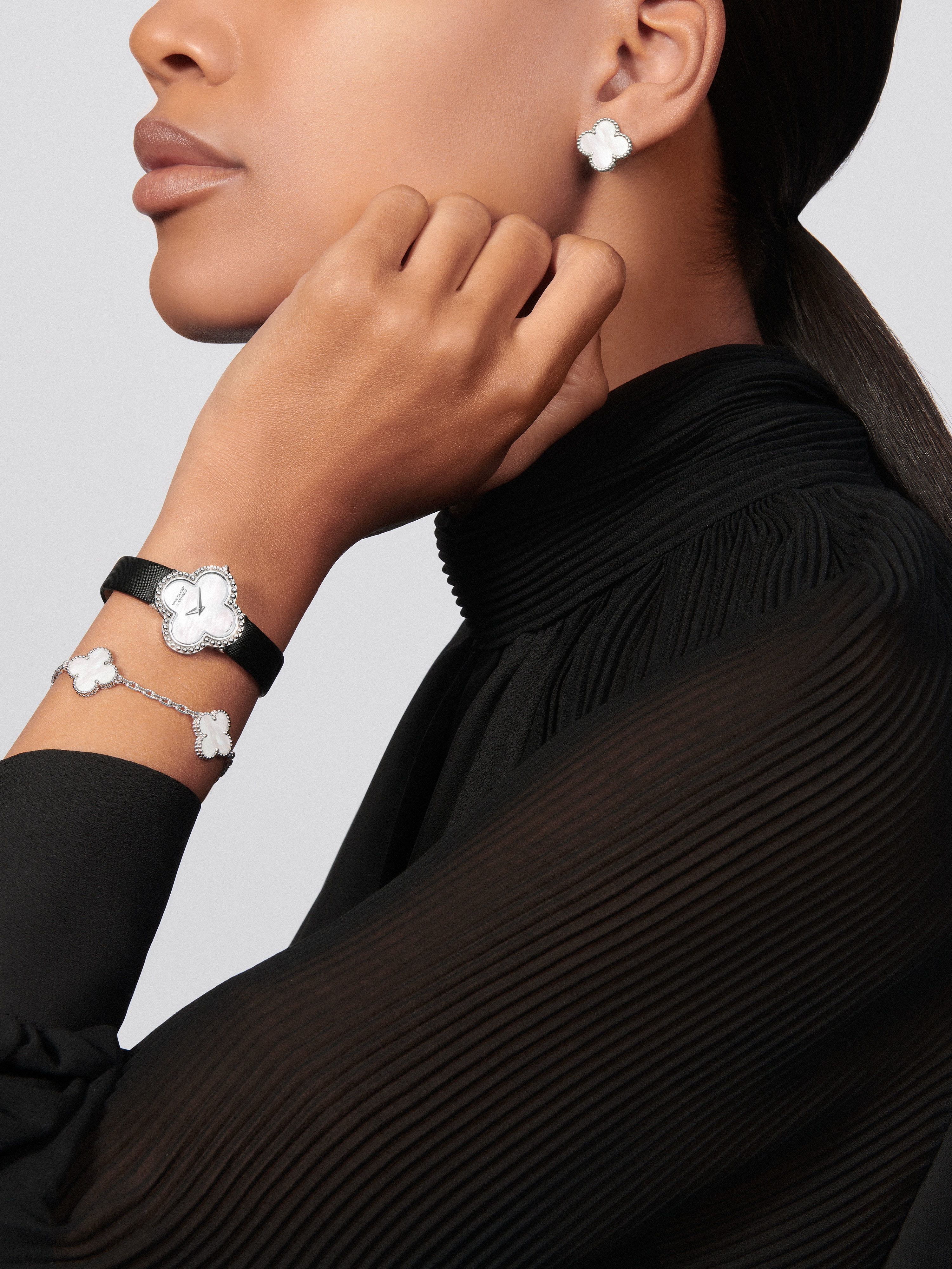 Alhambra watch, small model 18K white gold, Mother-of-pearl- Van Cleef &  Arpels
