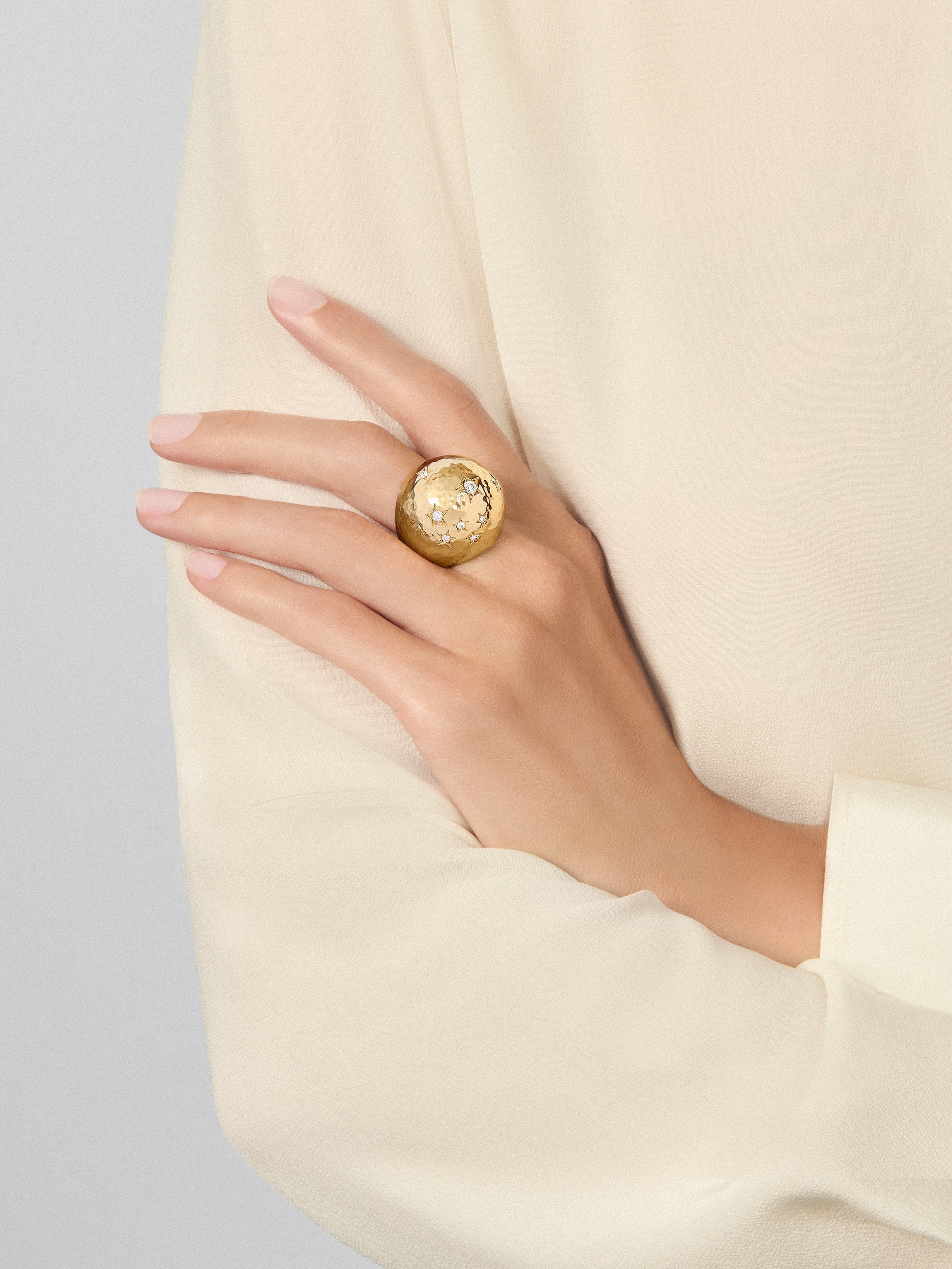 Sous les étoiles戒指, 18K黄金, 钻石:  8颗,  0.31 克拉, Worn Detail, Jewelry Ring_梵克雅宝_Van Cleef & Arpels