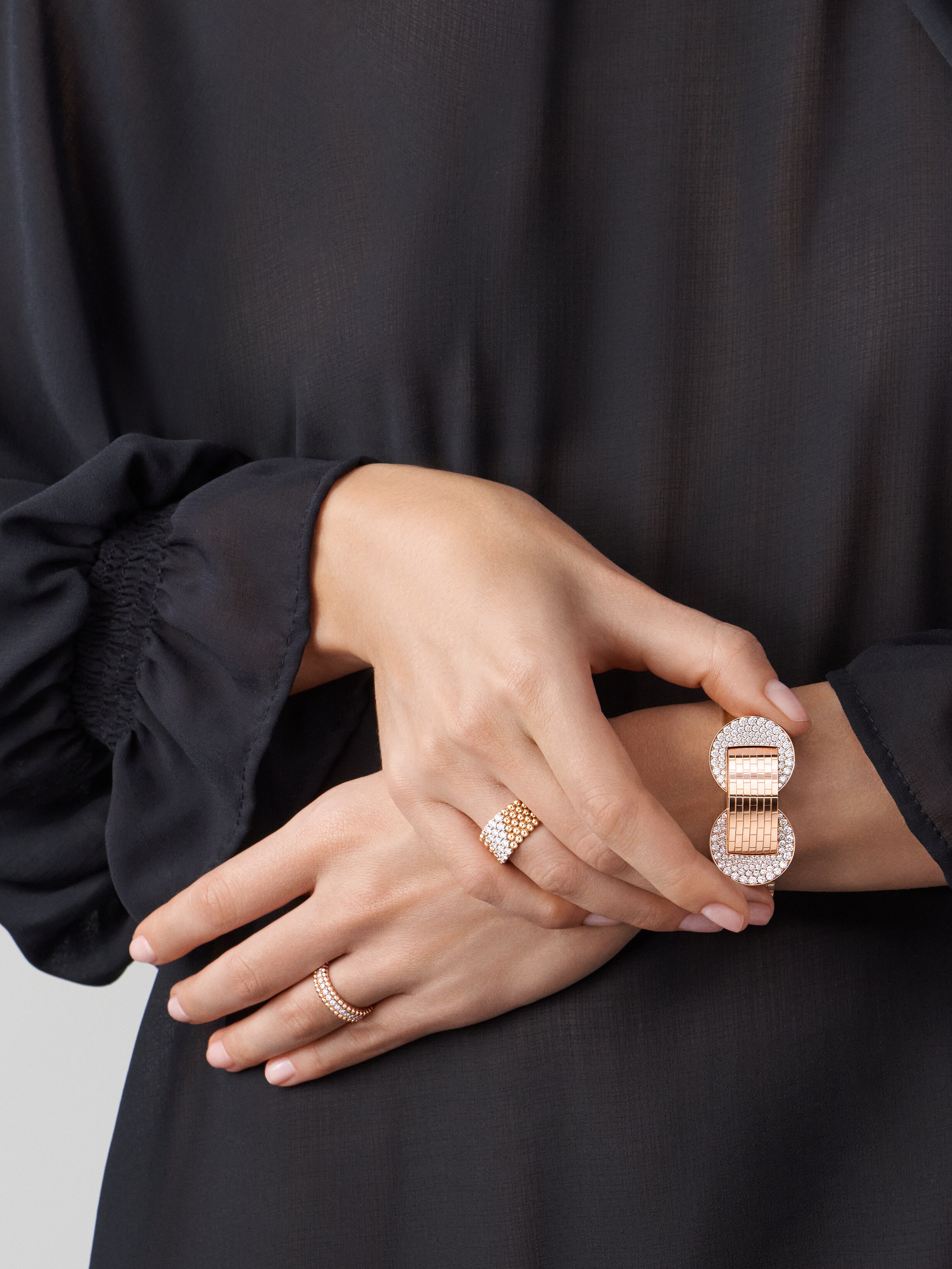 Ludo secret腕表, 18K玫瑰金, 珍珠母贝:  1 宝石, 钻石:  185颗,  4.98 克拉, Worn Detail, Watch_梵克雅宝_Van Cleef & Arpels