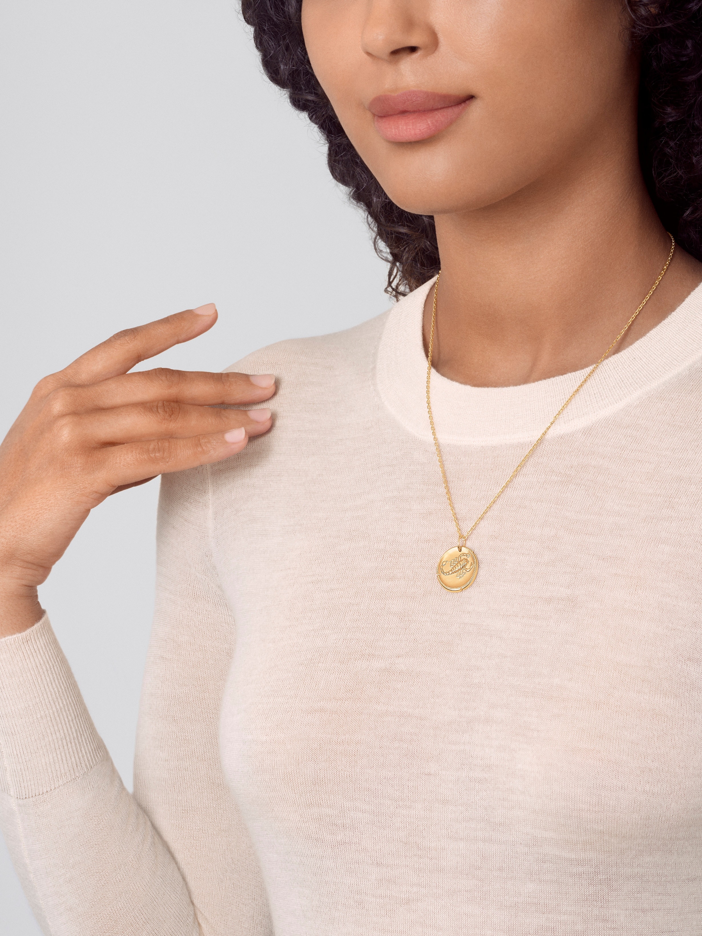 Zodiaque medal Scorpii (Scorpio), 18K yellow gold, Worn Alternative, Jewelry Pendent - Van Cleef & Arpels