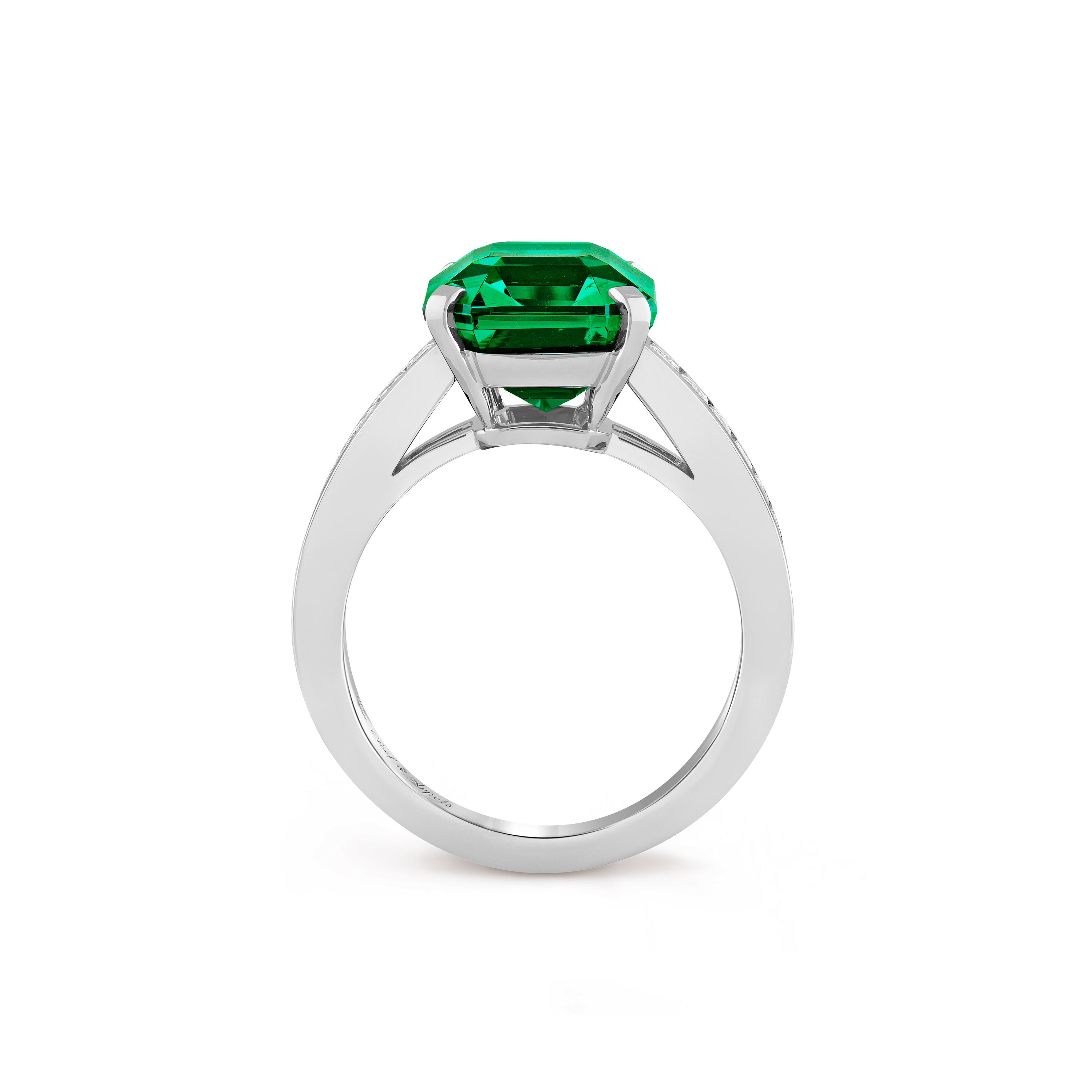 Menuet单颗宝石戒指，5.66克拉的祖母绿, 铂金, 祖母绿:  1 宝石,  5.66 克拉, 钻石:  18颗,  0.82 克拉, Profile, High Jewelry Ring_梵克雅宝_Van Cleef & Arpels