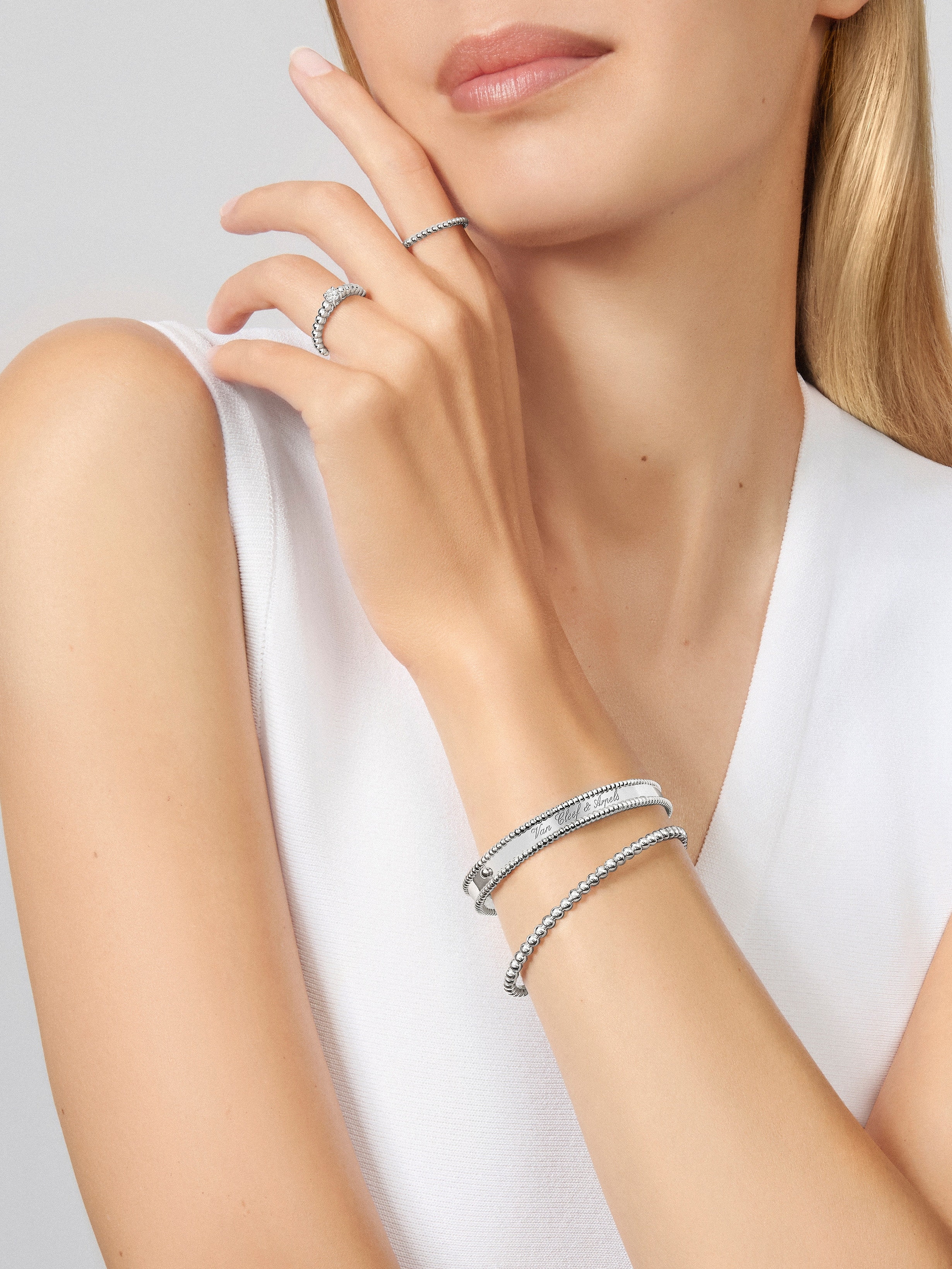 Perlée pearls of gold手镯，中号款式, 18K白金, Worn Alternative, Jewelry Bracelet_梵克雅宝_Van Cleef & Arpels