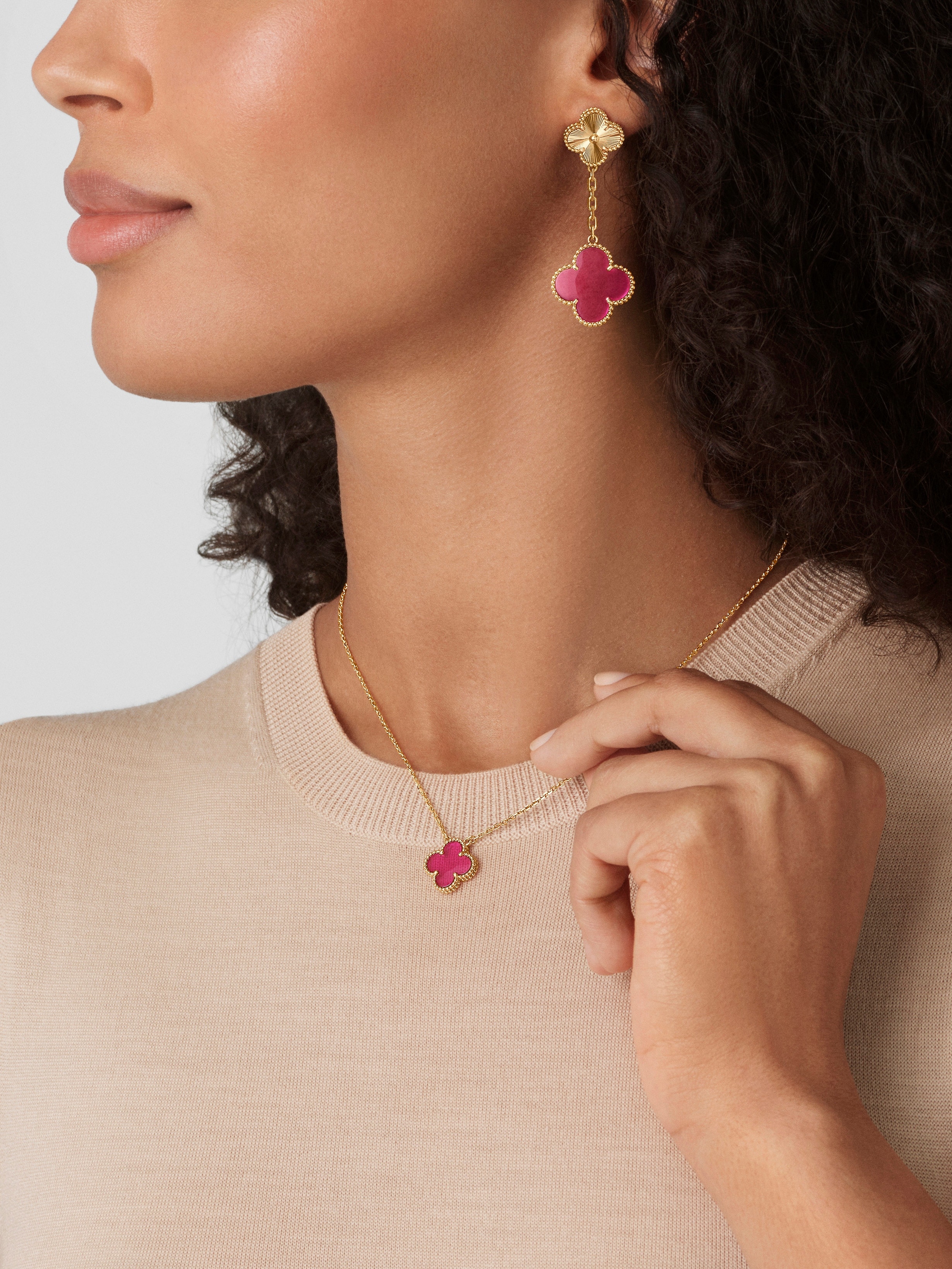 Magic Alhambra耳环，2枚四叶幸运主题图案, 18K黄金, Worn Alternative, Jewelry Earrings_梵克雅宝_Van Cleef & Arpels
