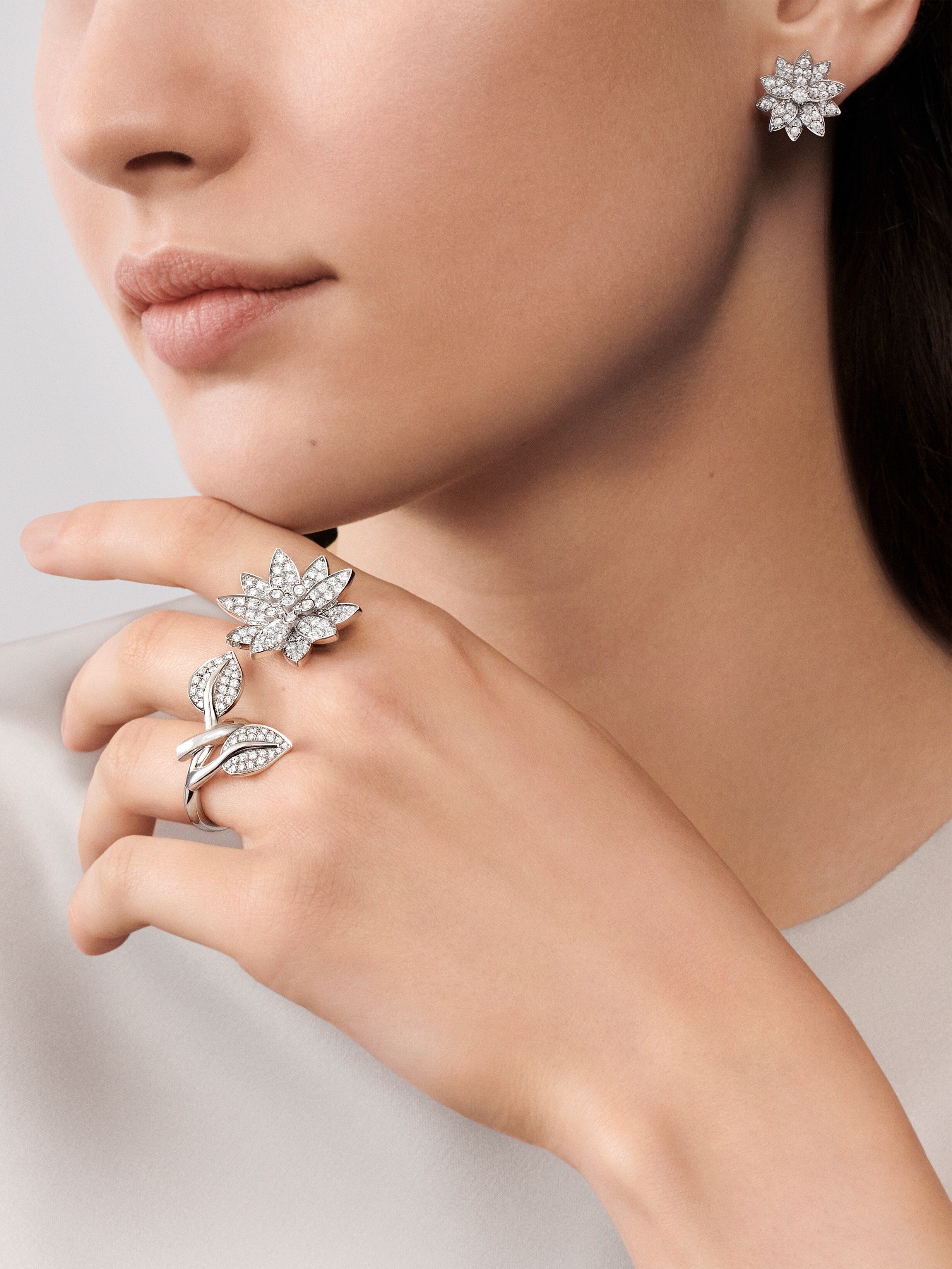 Lotus耳环，小号款式, 18K白金, 钻石:  62颗,  0.92 克拉, Worn Detail, Jewelry Earrings_梵克雅宝_Van Cleef & Arpels