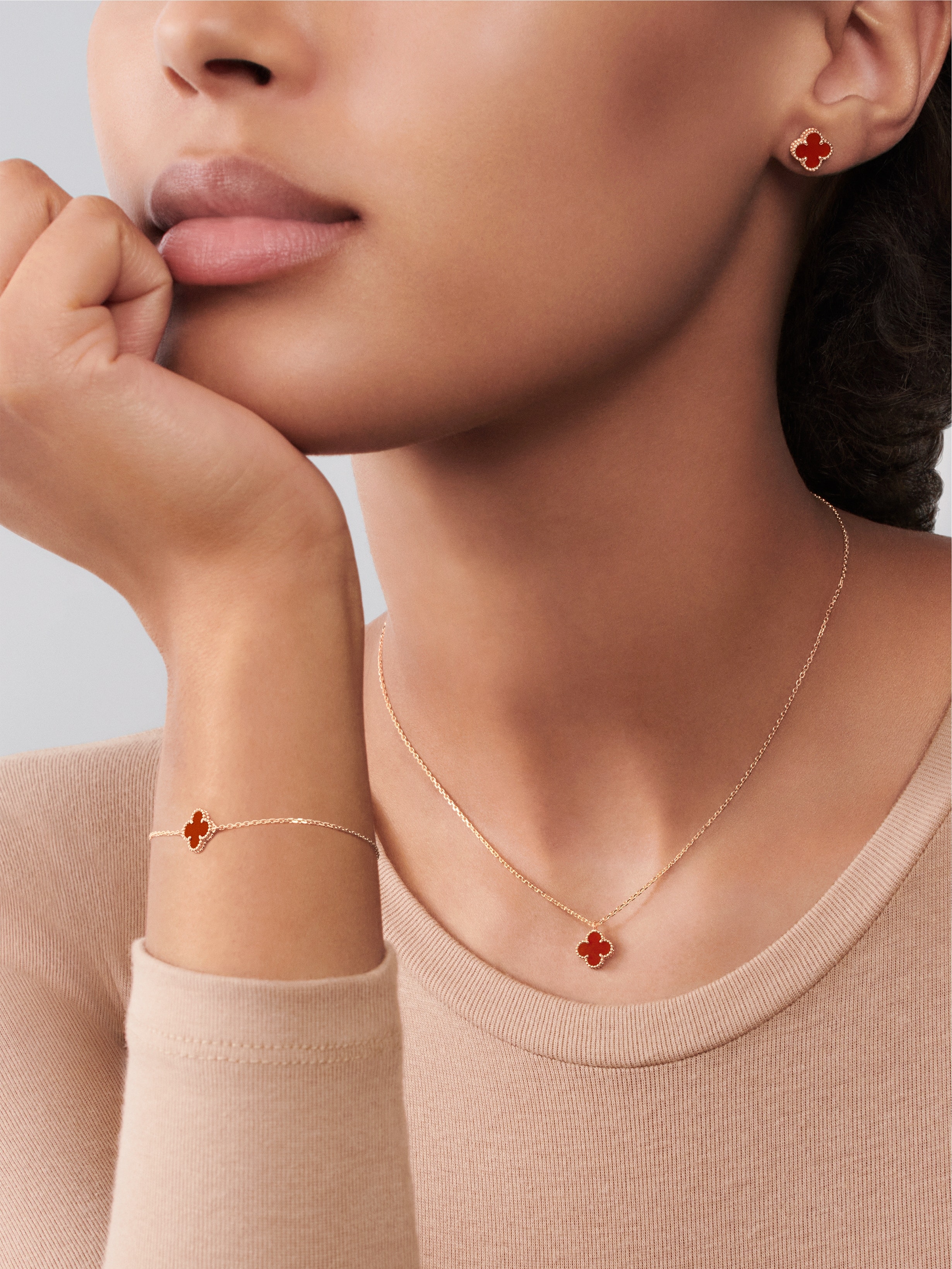 Sweet Alhambra吊坠, 18K玫瑰金, 红玉髓:  1 宝石, Worn Detail, Jewelry Pendent_梵克雅宝_Van Cleef & Arpels