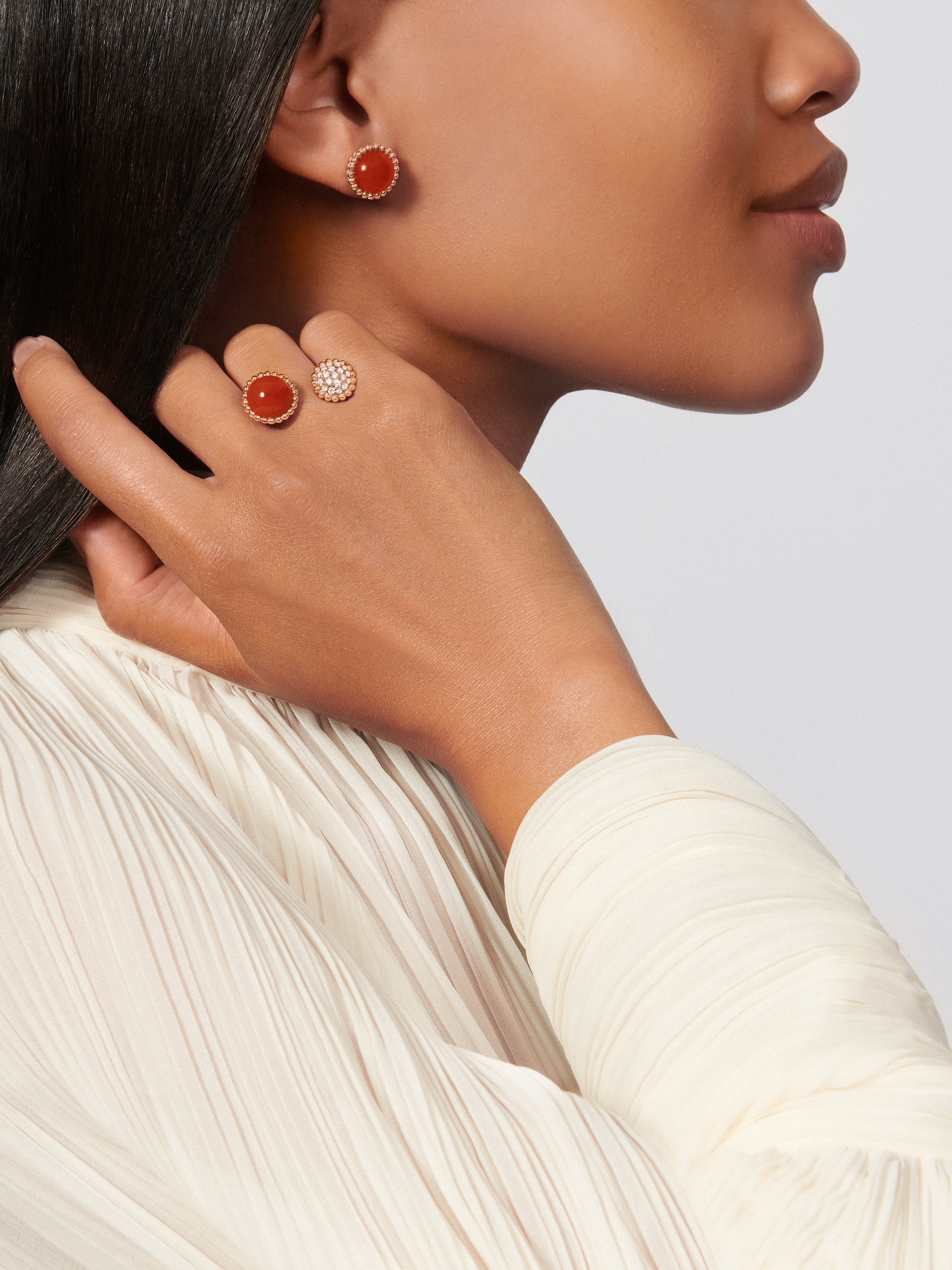 Perlée couleurs耳环, 18K玫瑰金, 红玉髓:  2颗, Worn Detail, Jewelry Earrings_梵克雅宝_Van Cleef & Arpels