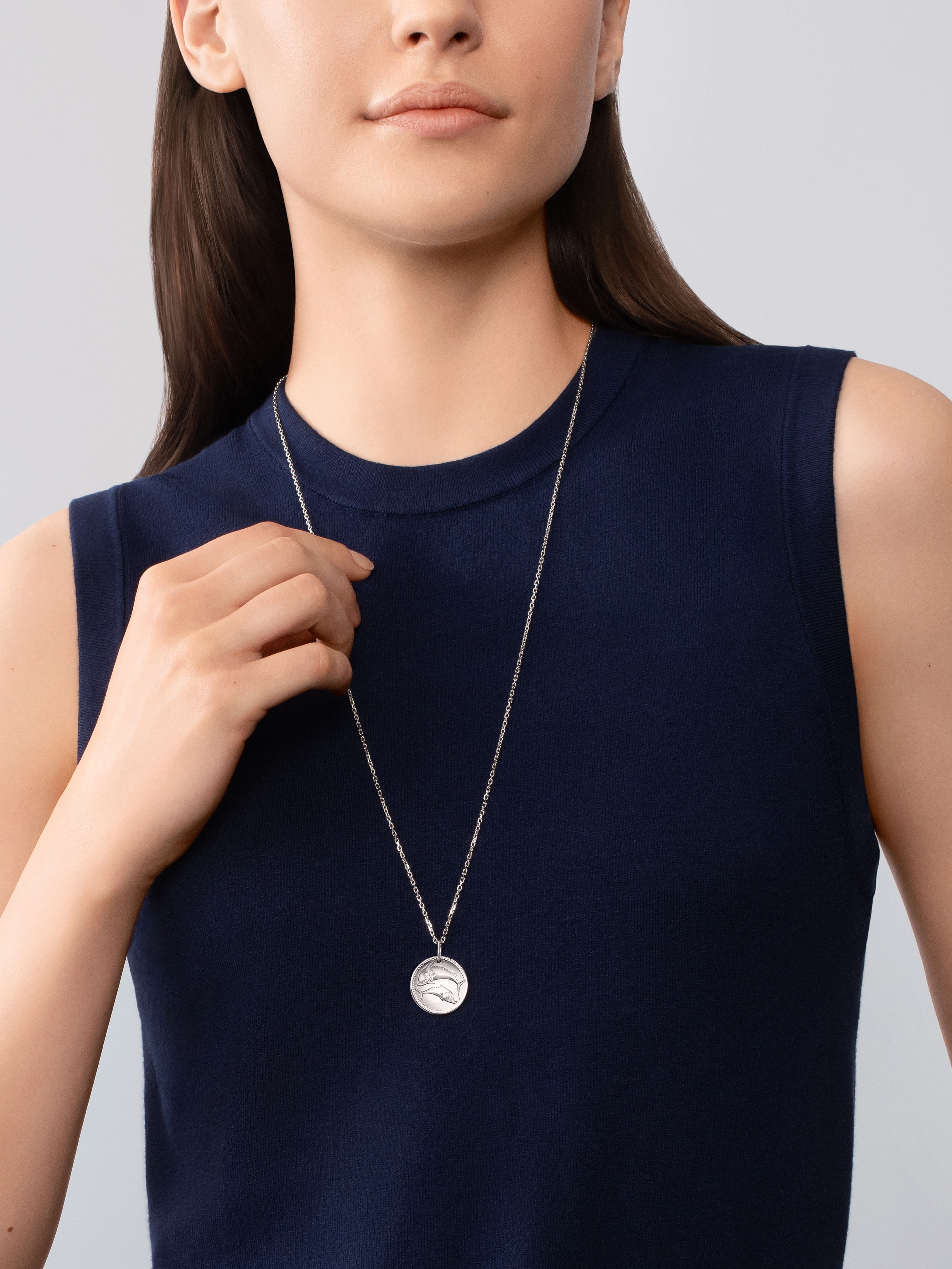 Zodiaque medal Piscium (Pisces), 18K white gold, Worn Detail, Jewelry Pendent - Van Cleef & Arpels