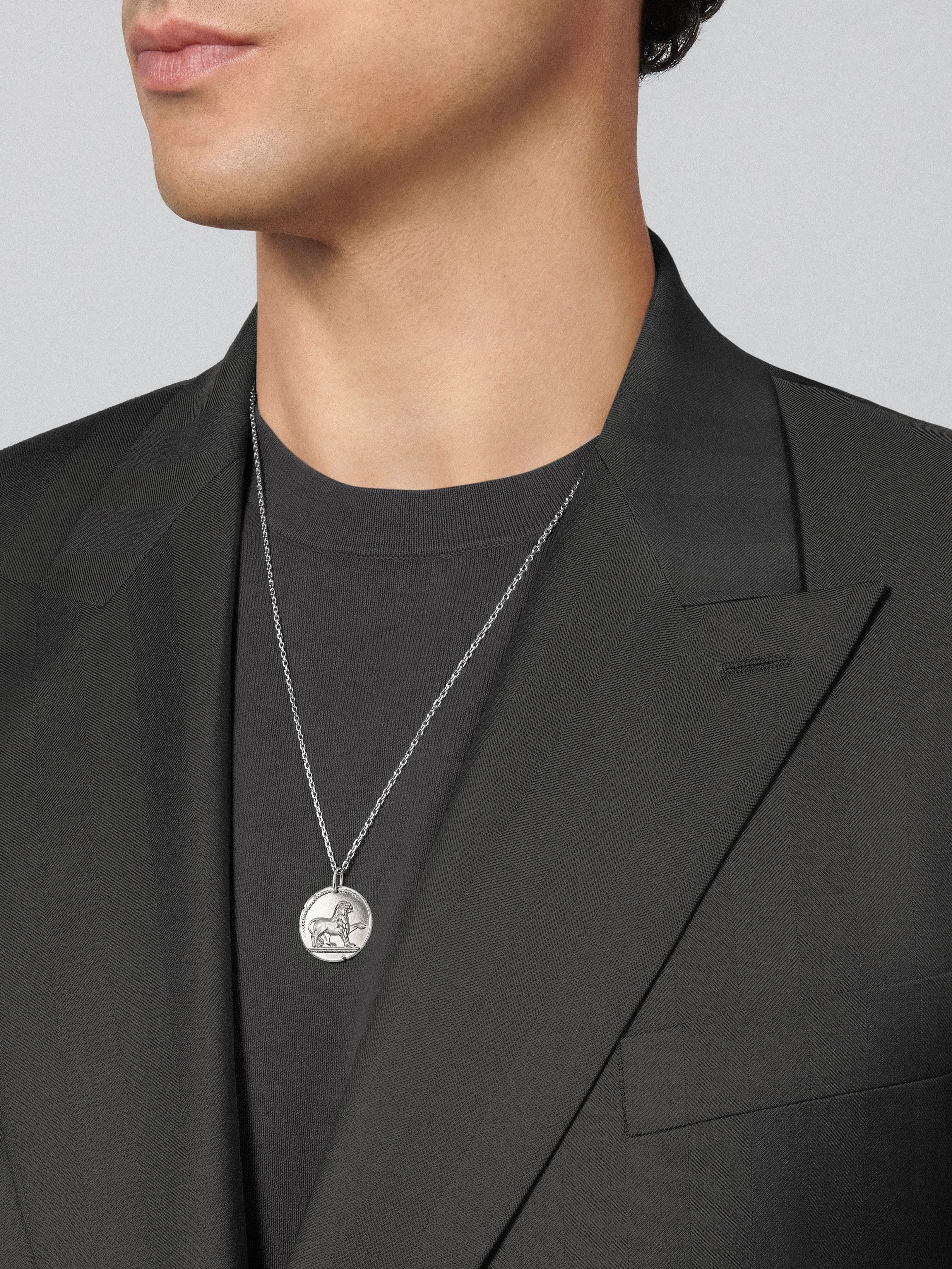 Zodiaque medal Leonis (Leo), 18K white gold, Worn Detail, Jewelry Pendent - Van Cleef & Arpels