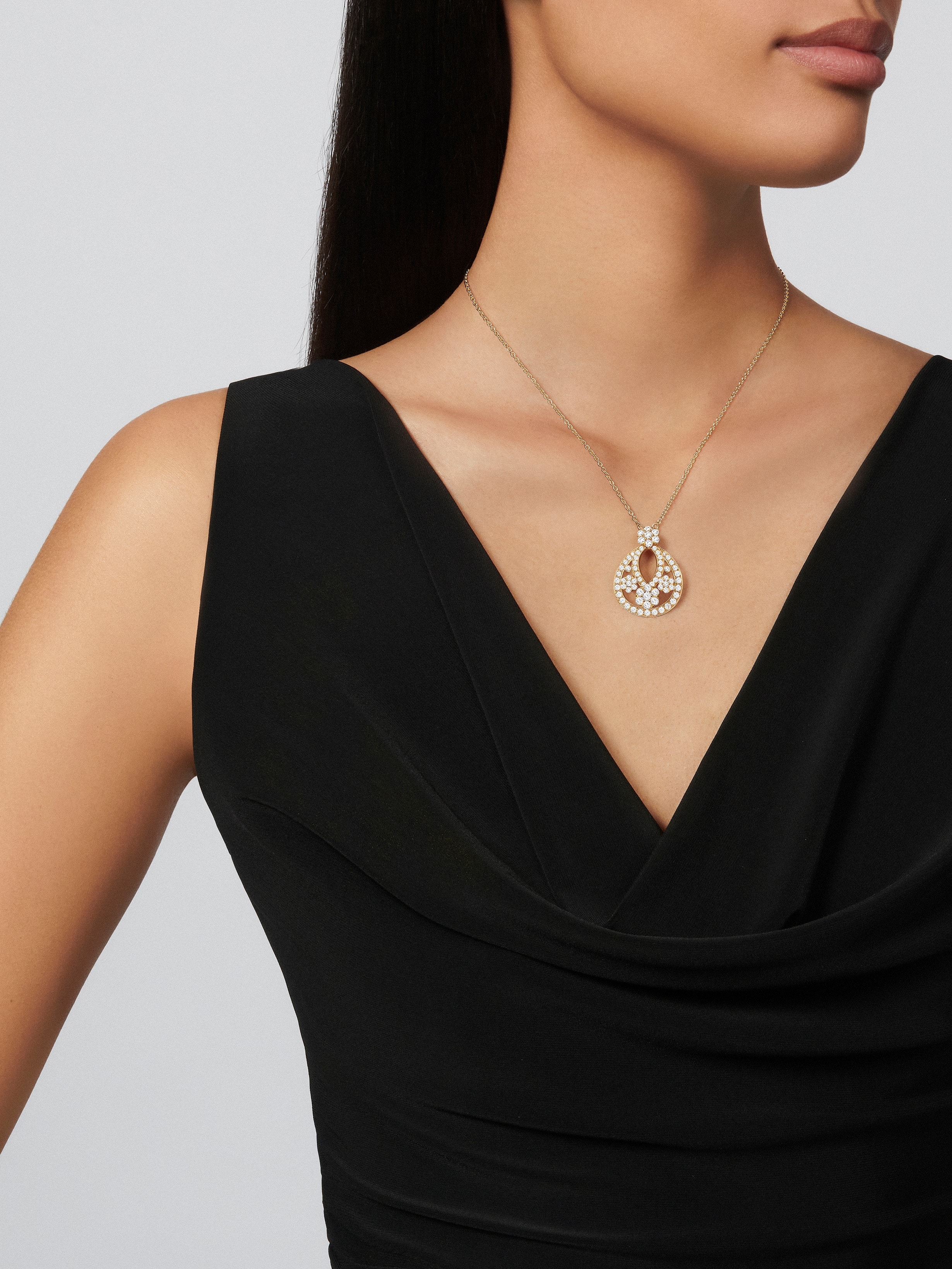 Snowflake pendant, small model, 18K yellow gold, Diamond:  71 stones,  3.04 carats, Worn Alternative, High Jewelry Pendant - Van Cleef & Arpels