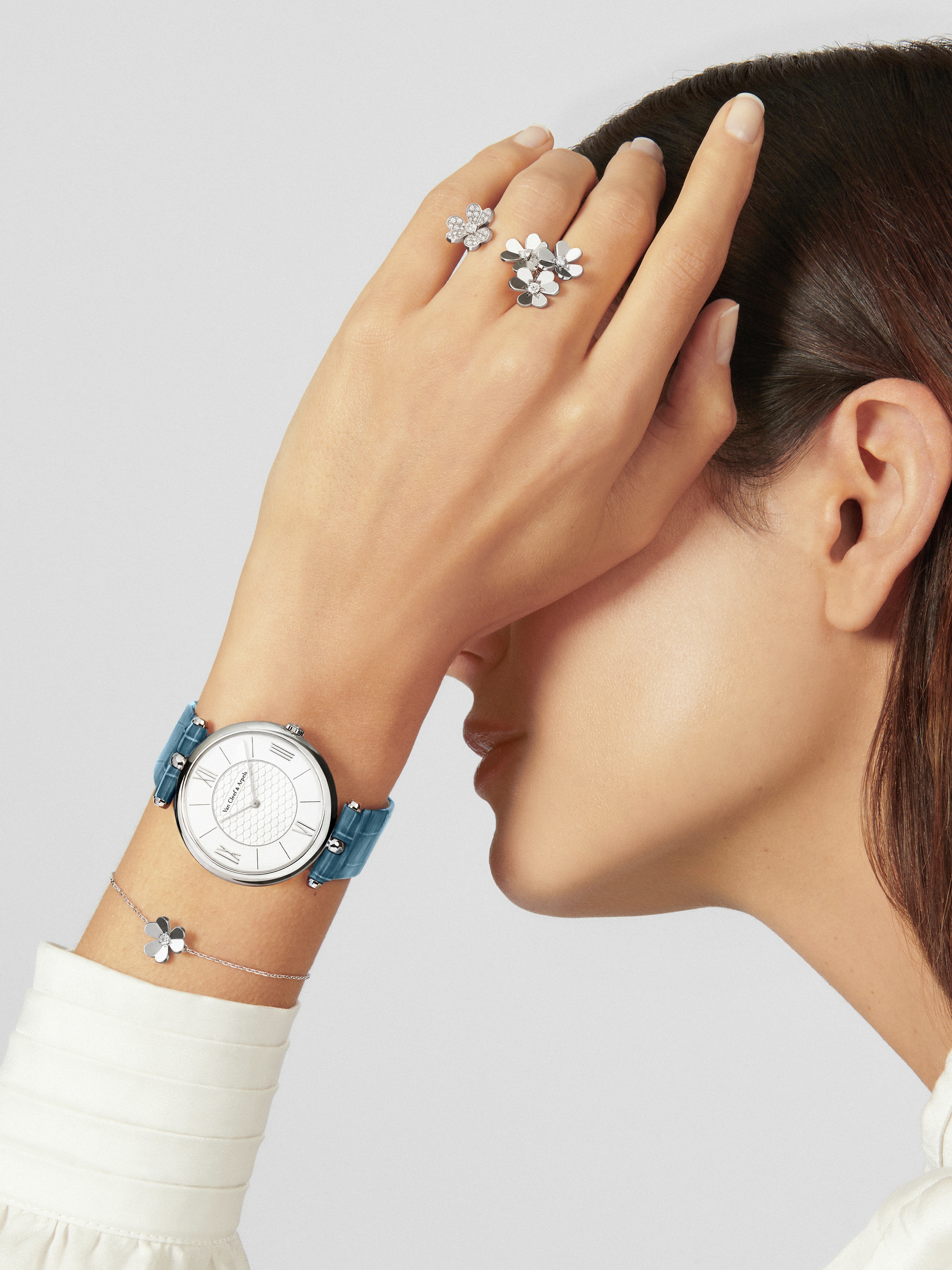 Frivole指间戒, 18K白金, 钻石:  28颗,  0.37 克拉, Worn Detail, Jewelry Ring_梵克雅宝_Van Cleef & Arpels