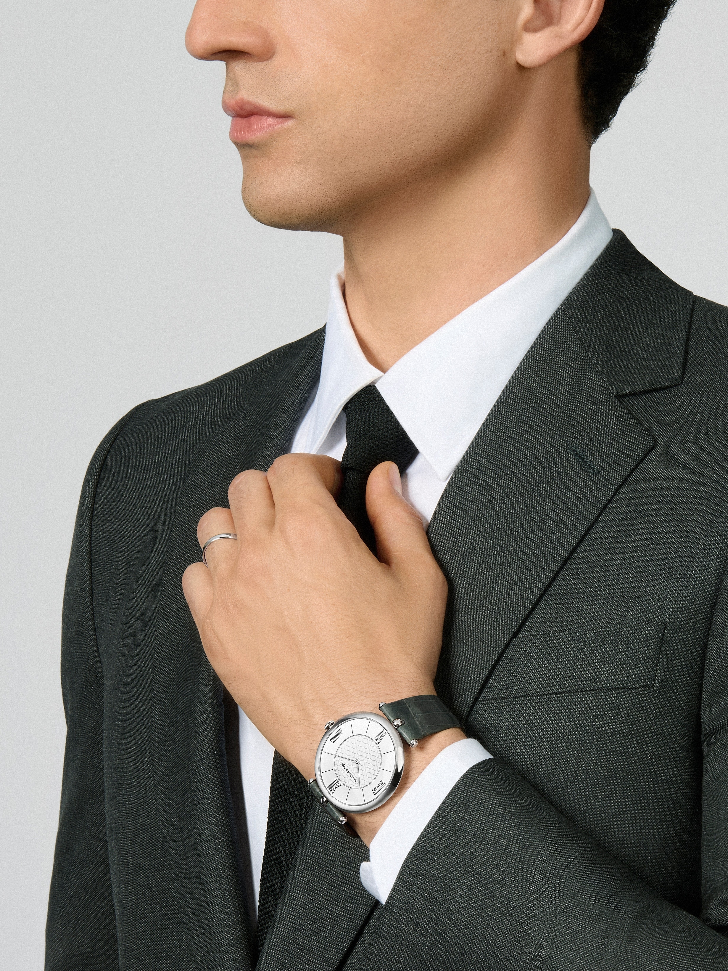 Pierre Arpels腕表，42毫米, 18K白金, 钻石:  1 宝石,  0.04 克拉, Worn Detail, Watch_梵克雅宝_Van Cleef & Arpels