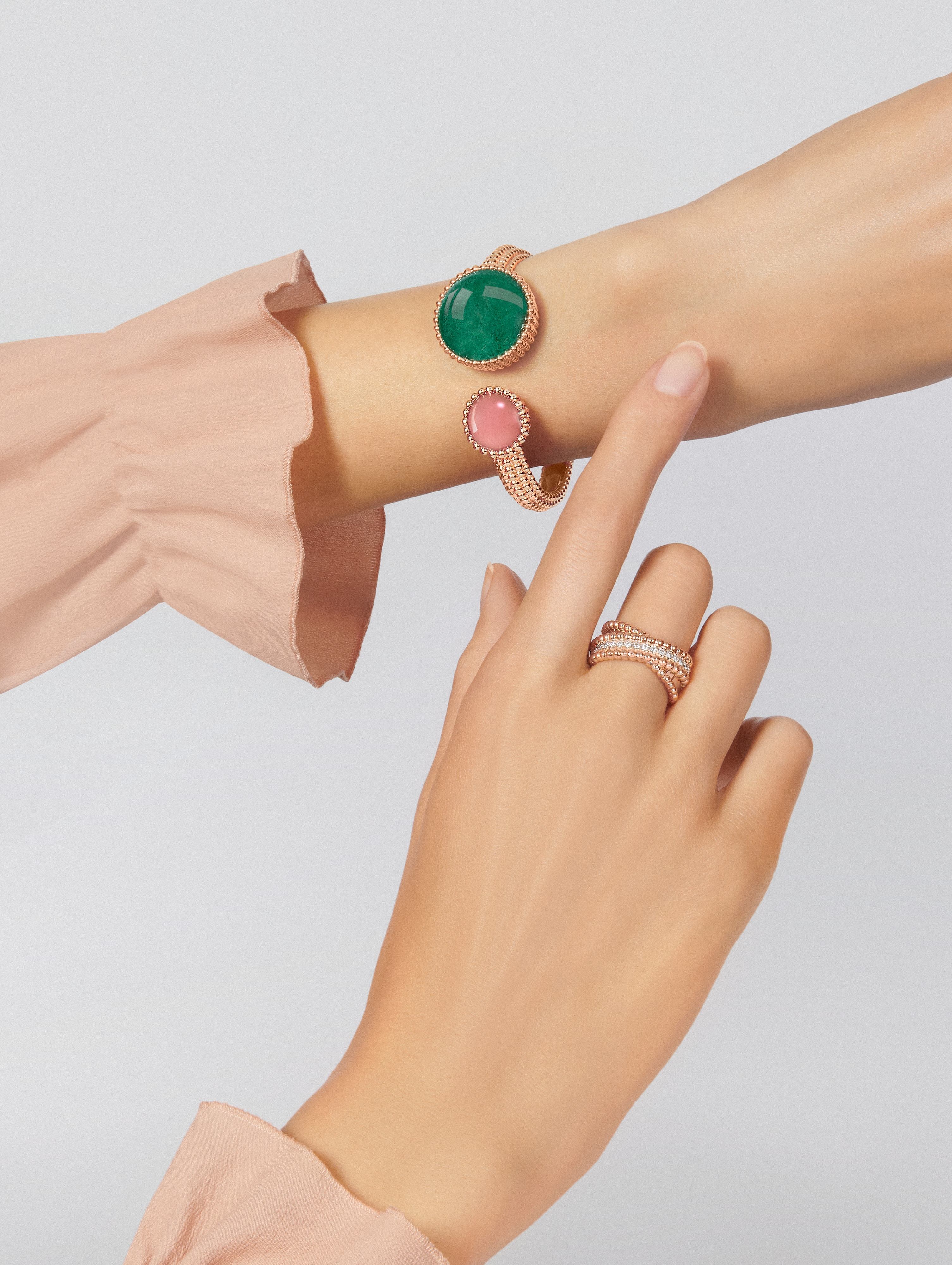 Perlée Toi & Moi隐秘式腕表，小号款式, 18K玫瑰金, 珍珠母贝:  1 宝石, 石英:  1 宝石, 碧玉:  1 宝石, 钻石:  25颗,  0.77 克拉, Worn Alternative, Watch_梵克雅宝_Van Cleef & Arpels