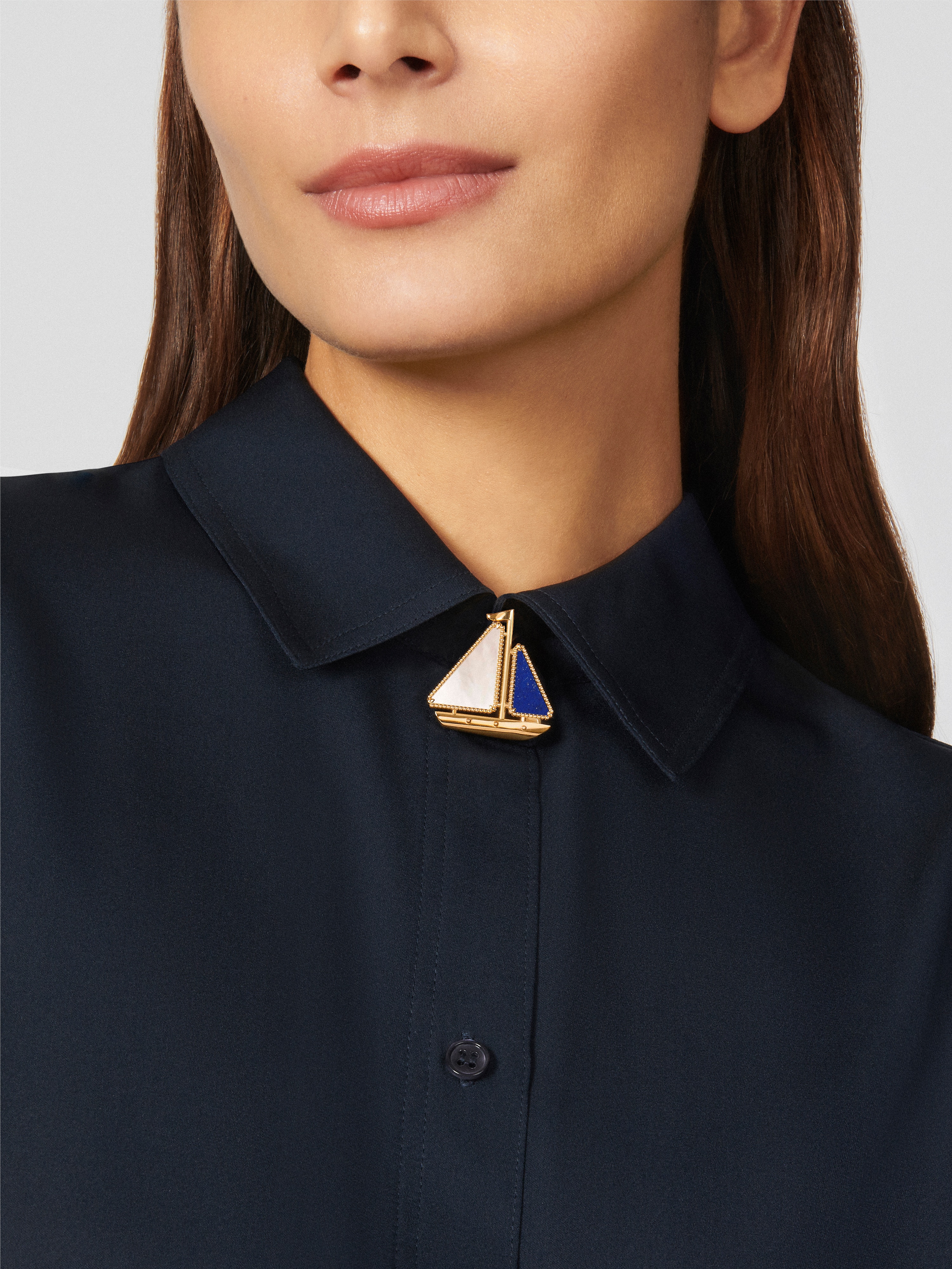 Lucky Summer Boat胸针, 18K黄金, 珍珠母贝:  1 宝石, 青金石:  1 宝石, Worn Alternative, Jewelry Clip_梵克雅宝_Van Cleef & Arpels