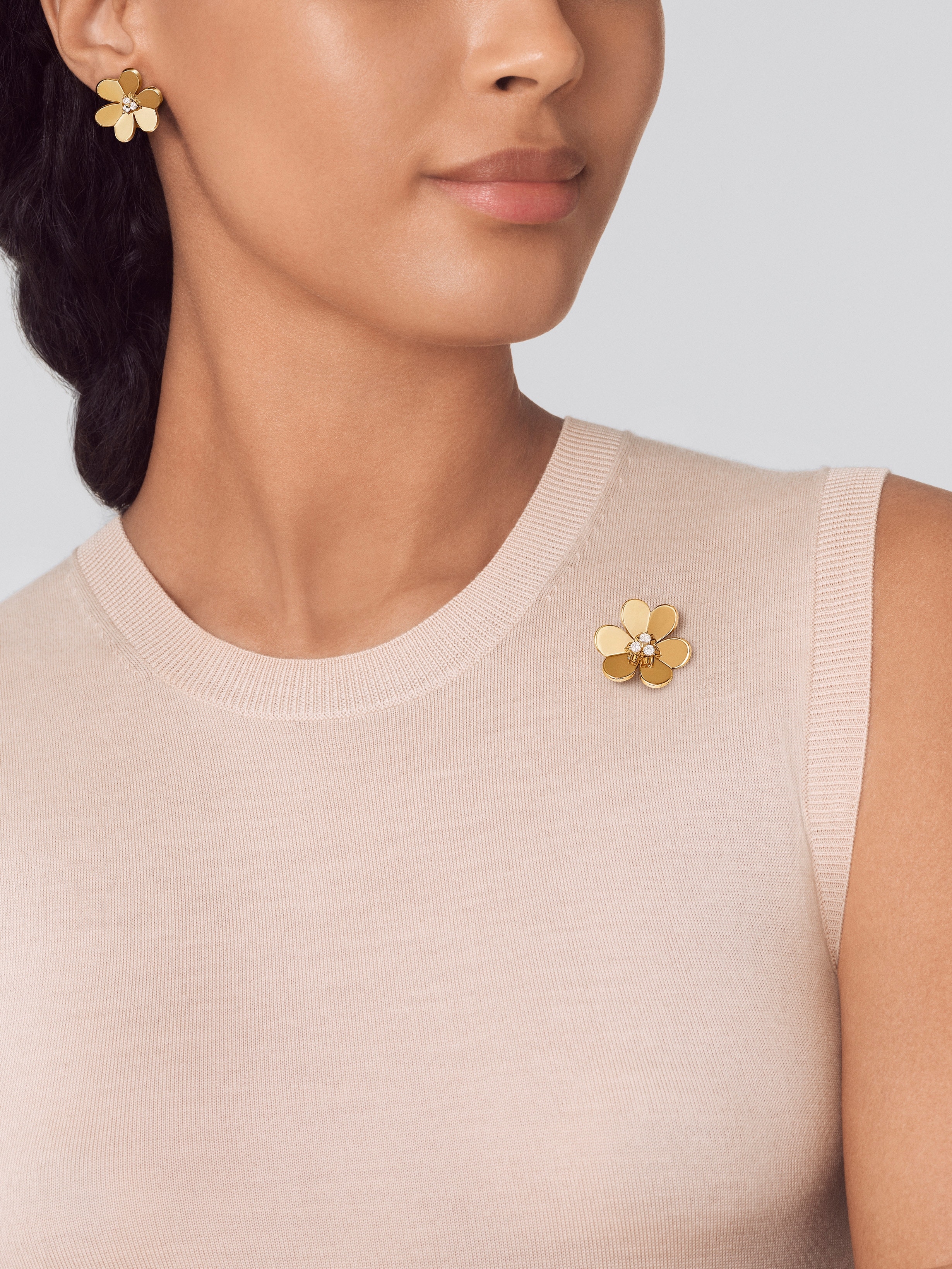 Frivole胸针吊坠，超大号款式, 18K黄金, 钻石:  3颗,  0.41 克拉, Worn Detail, Jewelry Clip Pendant_梵克雅宝_Van Cleef & Arpels