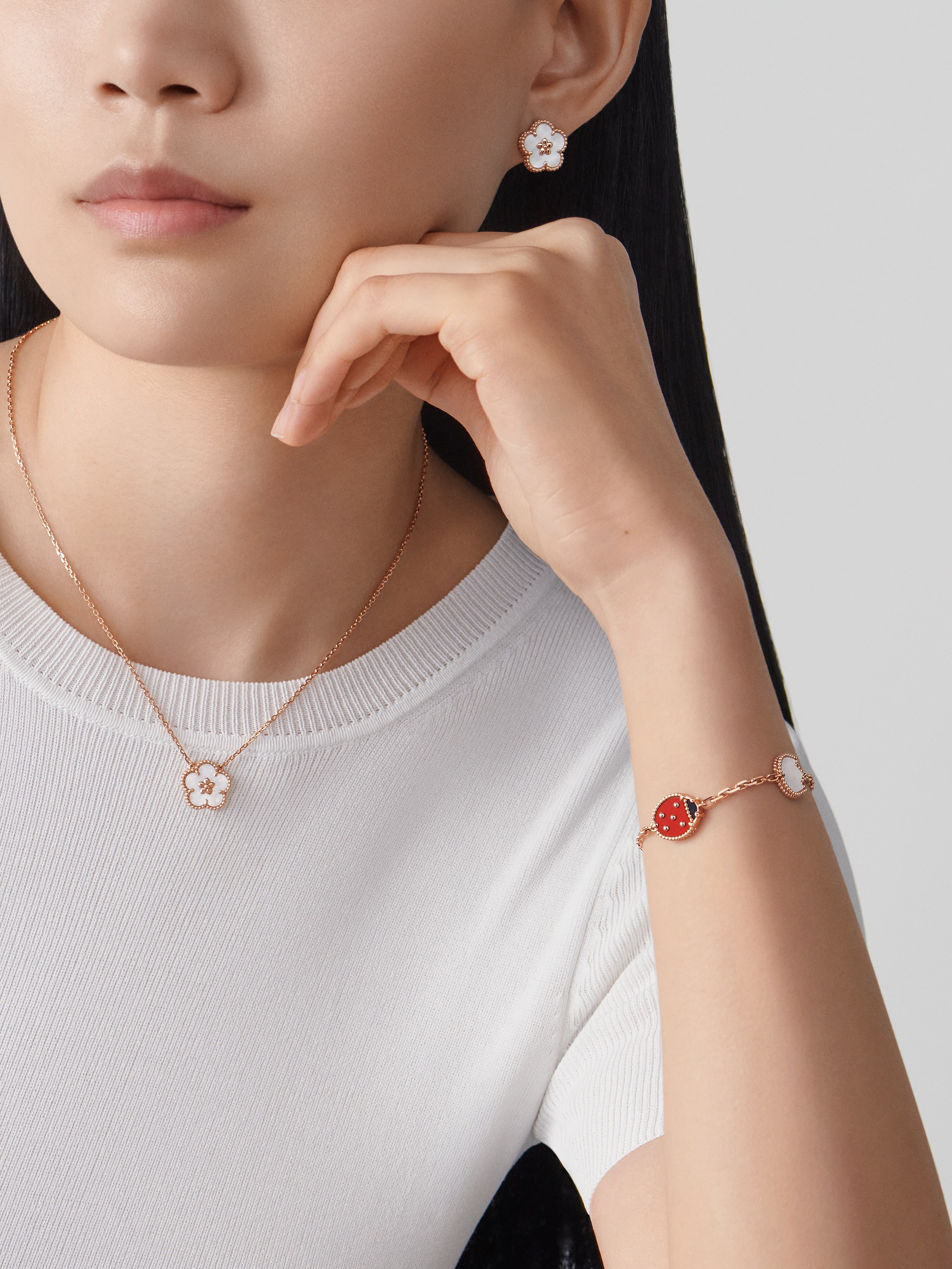 【Van Cleef & Arpels】Lucky Spring Plum Blossom イヤリング Lucky Spring earrings, plum blossom 18K rose gold, Mother-of