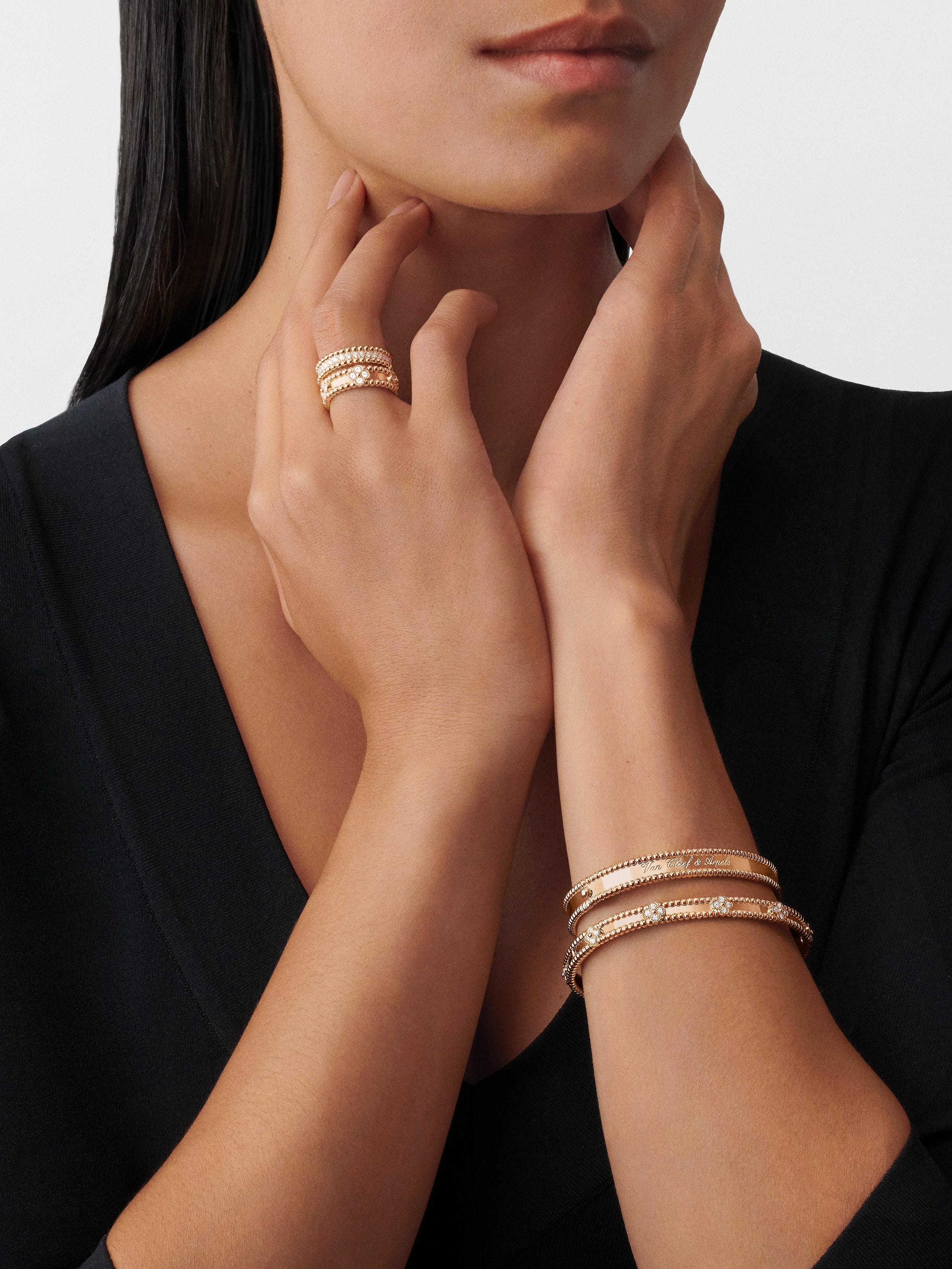 Perlée signature手镯，超大号款式, 18K玫瑰金, Worn Detail, Jewelry Bracelet_梵克雅宝_Van Cleef & Arpels