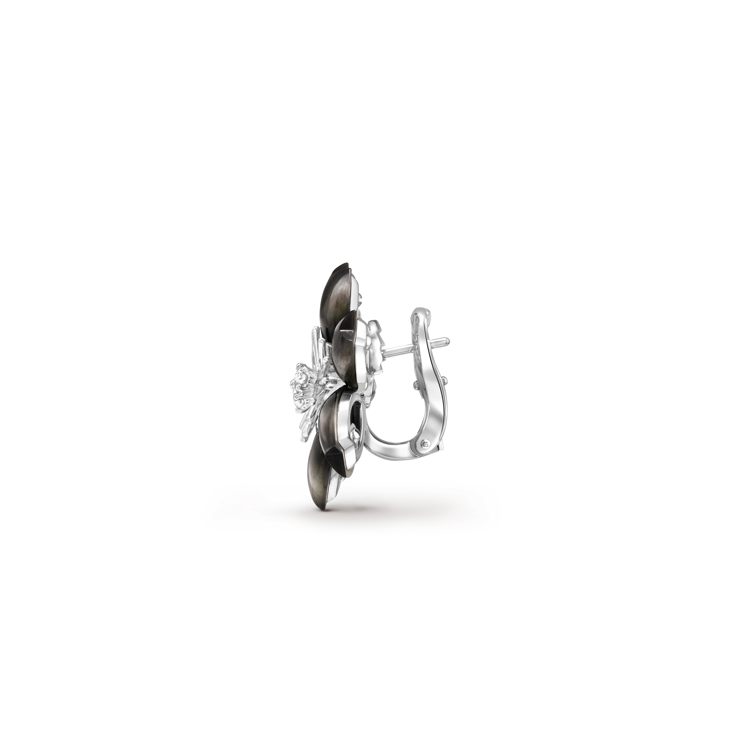 Rose de Noël耳环，迷你款式, 18K白金, 珍珠母贝:  12颗, 钻石:  6颗,  0.21 克拉, Profile, Jewelry Earrings_梵克雅宝_Van Cleef & Arpels